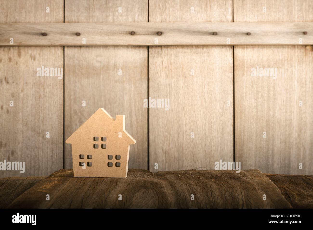 Holzhaus medel mit Schlüssel auf ein Holzbrett mit morgen Licht Stockfoto