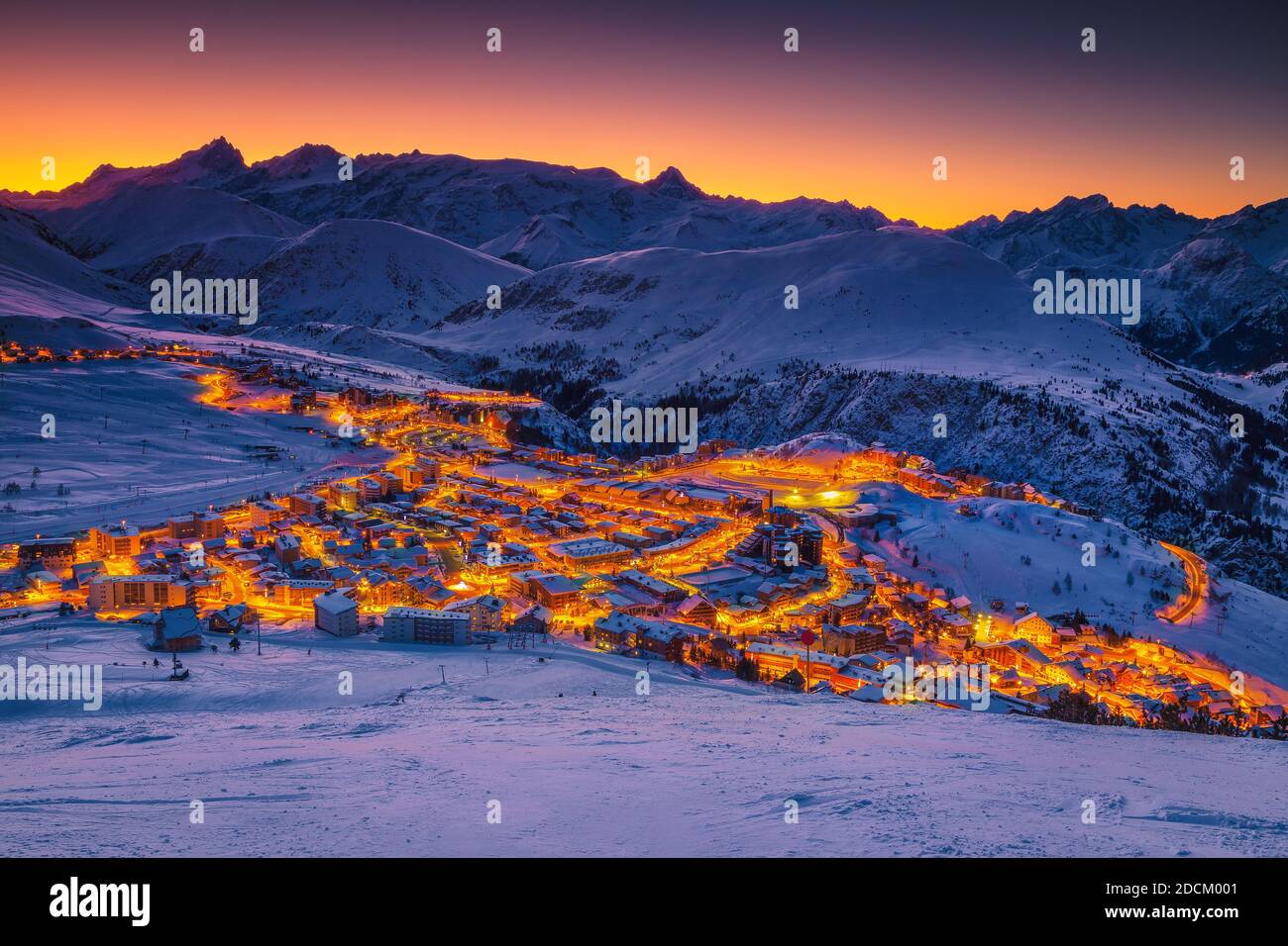 Fantastisches Winterskigebiet mit Gebäuden im Morgengrauen. Majestätische Resort und Skipisten bei Sonnenaufgang, Alpe d Huez, Rhone Alpen, Frankreich, Europa Stockfoto
