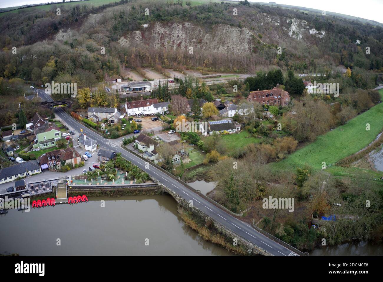 Amberley Blick aus der Luft mit der berühmten Kreide Gruft und Museum im Hintergrund. Stockfoto