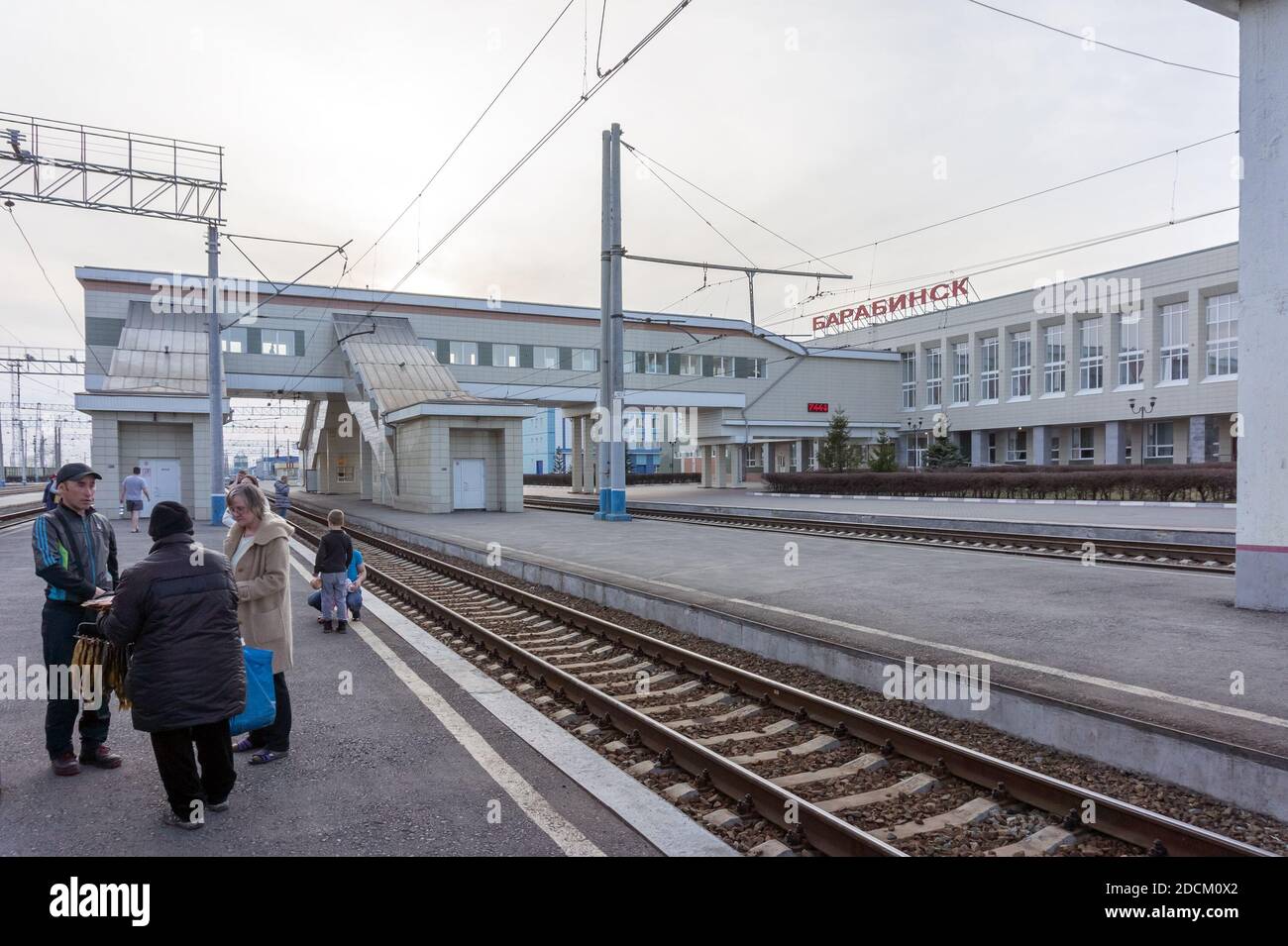 Der Bahnhof der sibirischen Stadt Barabinsk, mit Menschen auf dem Bahnsteig stehen. Stockfoto
