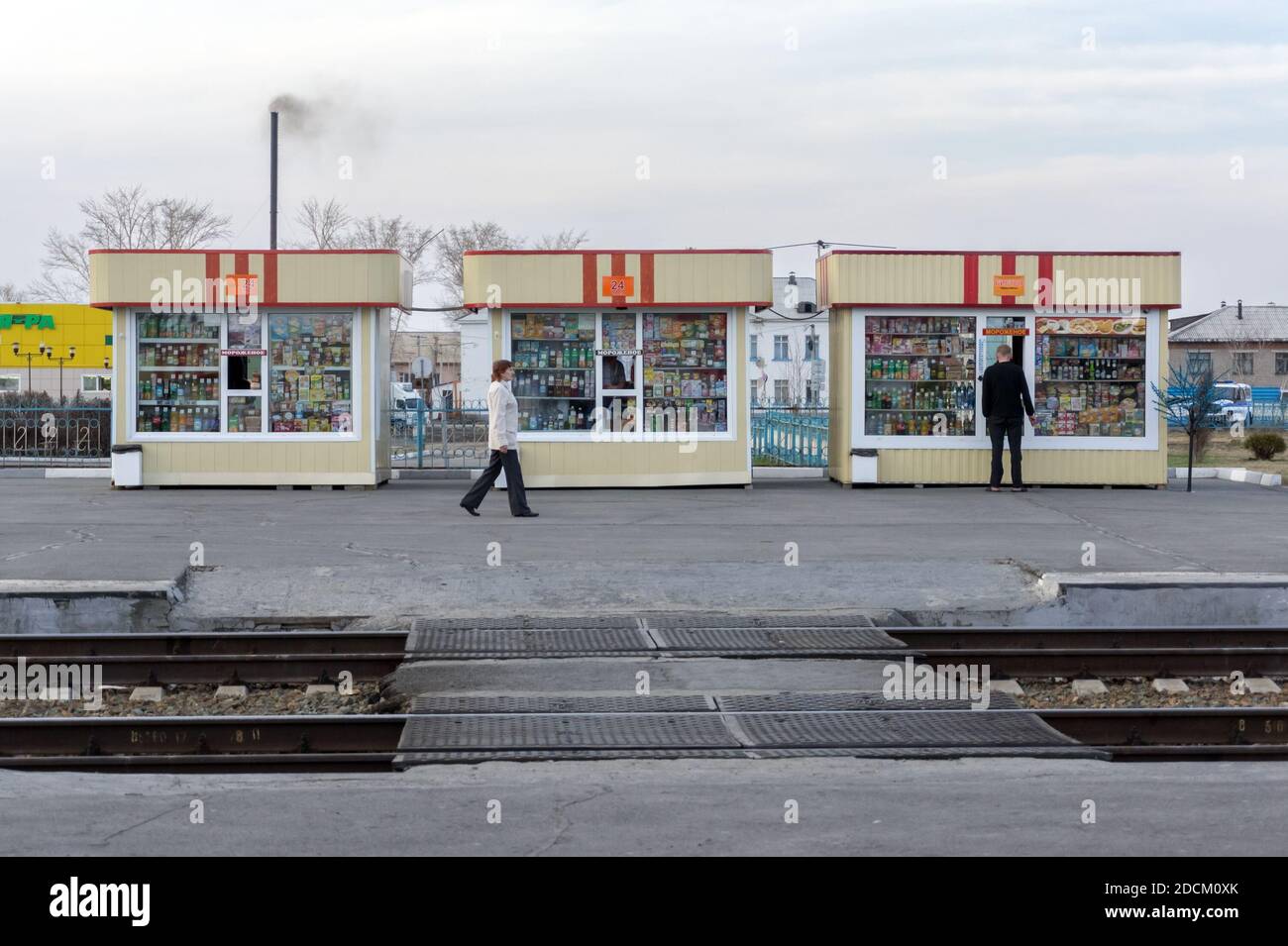 Pavillons mit Produkten auf dem Bahnsteig des Bahnhofs der sibirischen Stadt Barabinsk, auf der berühmten transsibirischen Eisenbahn befindet. Stockfoto