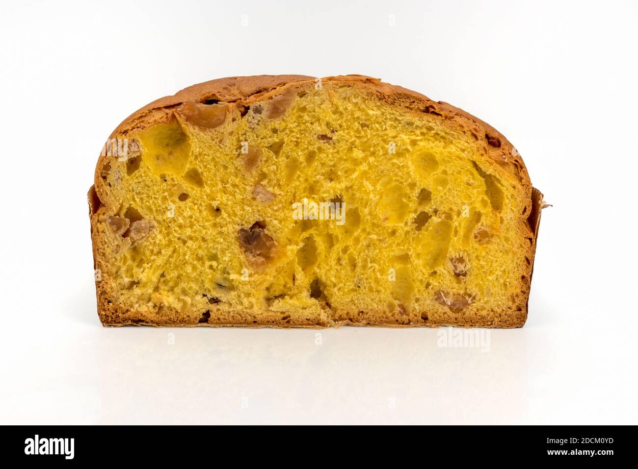 Panettone mit halbierter Marronenglace, typisch italienisches Dessert zu Weihnachten aus Mailand, isoliert auf Weiß Stockfoto