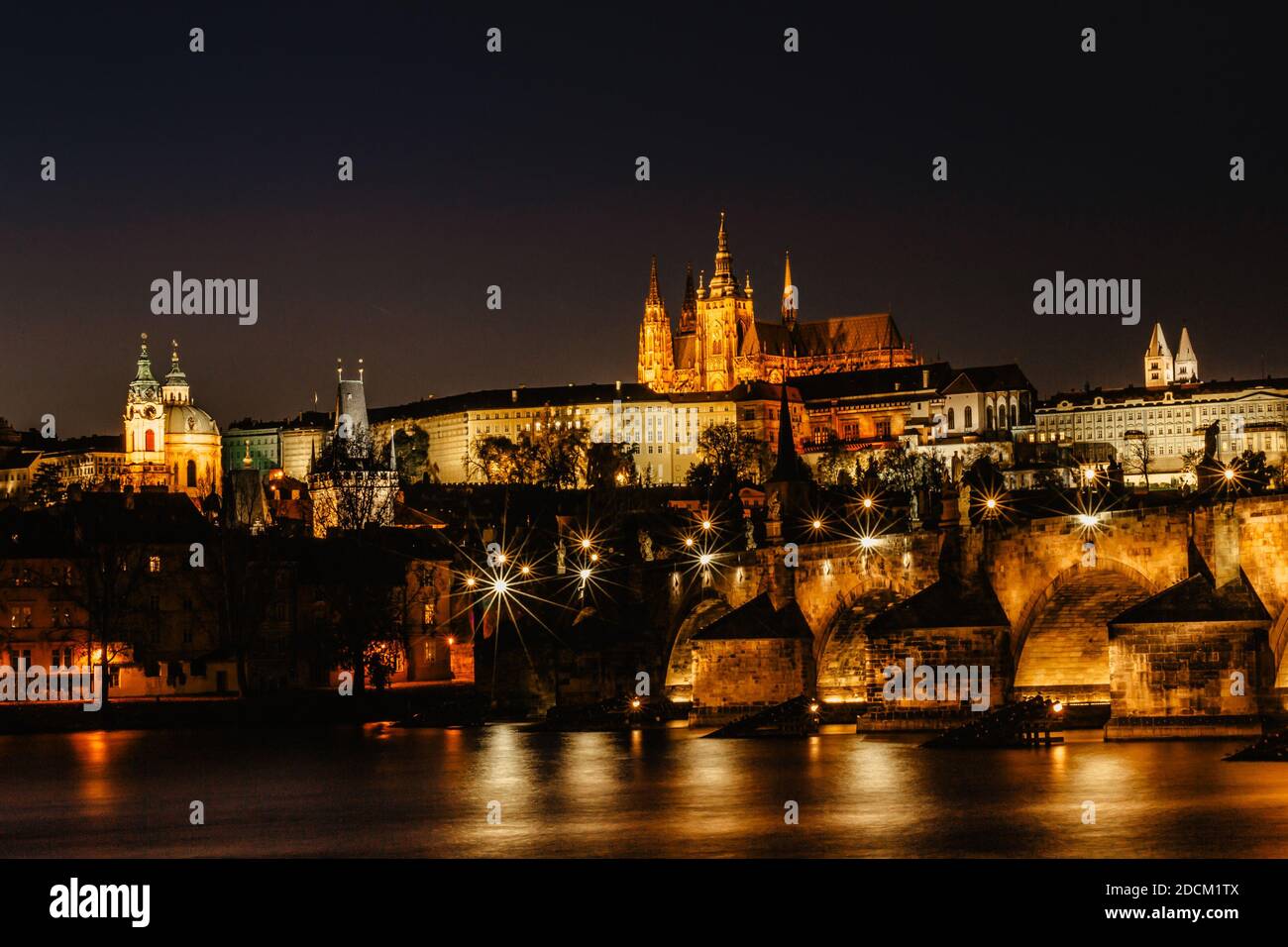Postkarte Ansicht der Nacht Prag Panorama, Hauptstadt der Tschechischen republik.Amazing europäischen Stadtbild.Prager Burg, Karlsbrücke, Moldau bei bunten Stockfoto