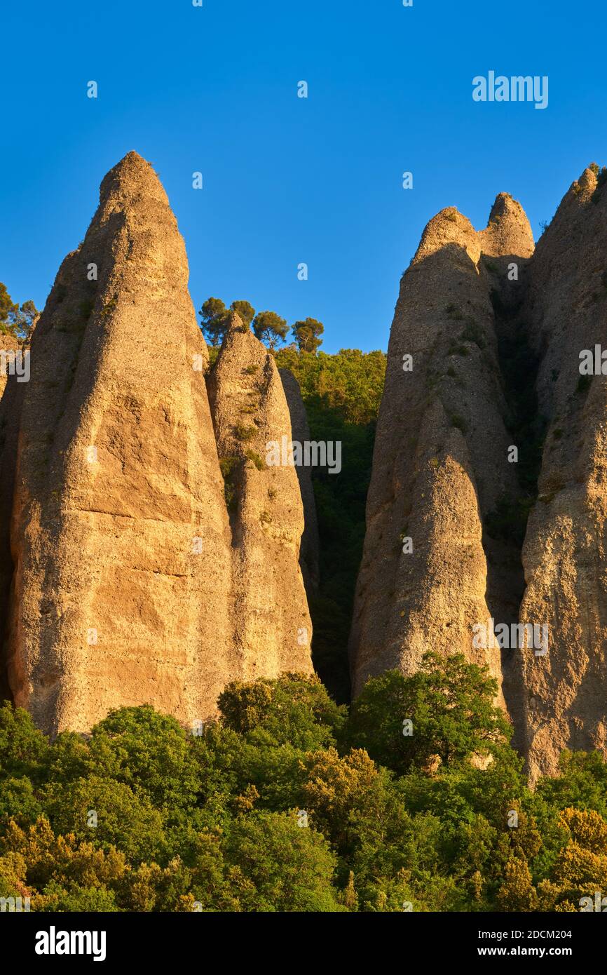 Sonnenuntergang auf monolithischen Felsformationen namens 'Les Pénitents' in der Nähe des Dorfes Les Mées. Provence-Alpes-Cote d'Azur (Region PACA), Frankreich Stockfoto
