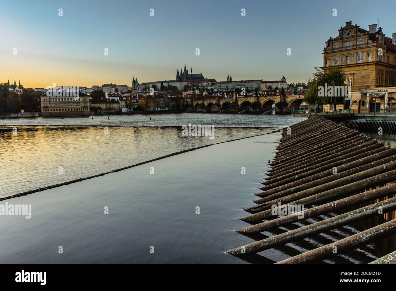 Postkarte Ansicht des Abends Prag Panorama, Hauptstadt der Tschechischen republik.Amazing europäischen Stadtbild.Prager Burg, Karlsbrücke, Moldau an Stockfoto