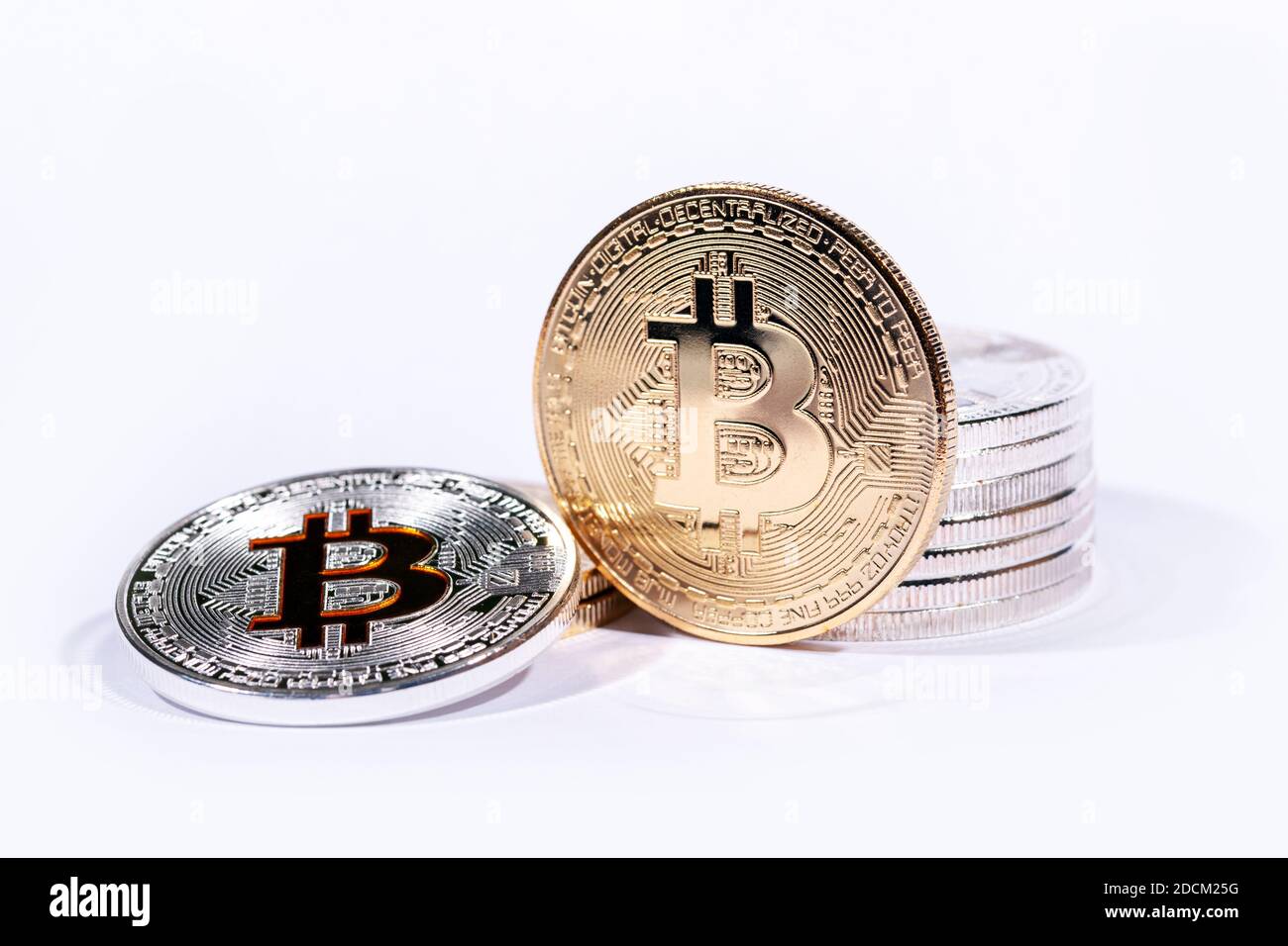 Goldene Bitcoin mit Münzstapeln, neuem digitalen virtuellen Geld, Kryptowährungen isoliert auf weißem Hintergrund Stockfoto