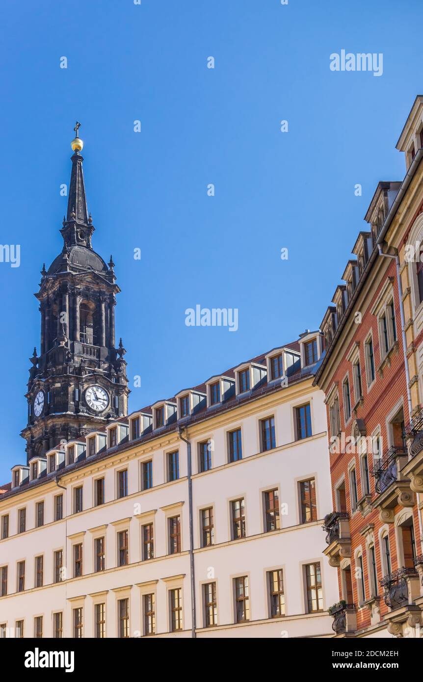 Historische Häuser und Turm der Dreikonigskirche in Dresden Stockfoto Historische Häuser und Turm der Dreikonigskirche in Dresden Stockfoto