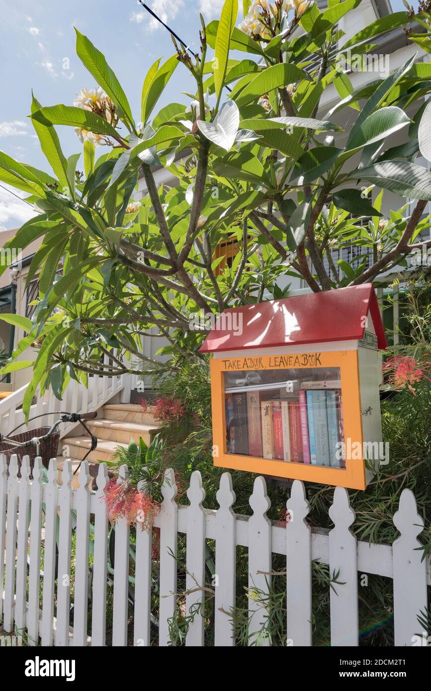 Eine Street Library im Vorort Glebe, Sydney. Vor Ort gebaut und verwaltet fördern diese Mini-Bibliotheken das Lesen, Teilen und ein Gefühl der Gemeinschaft. Stockfoto