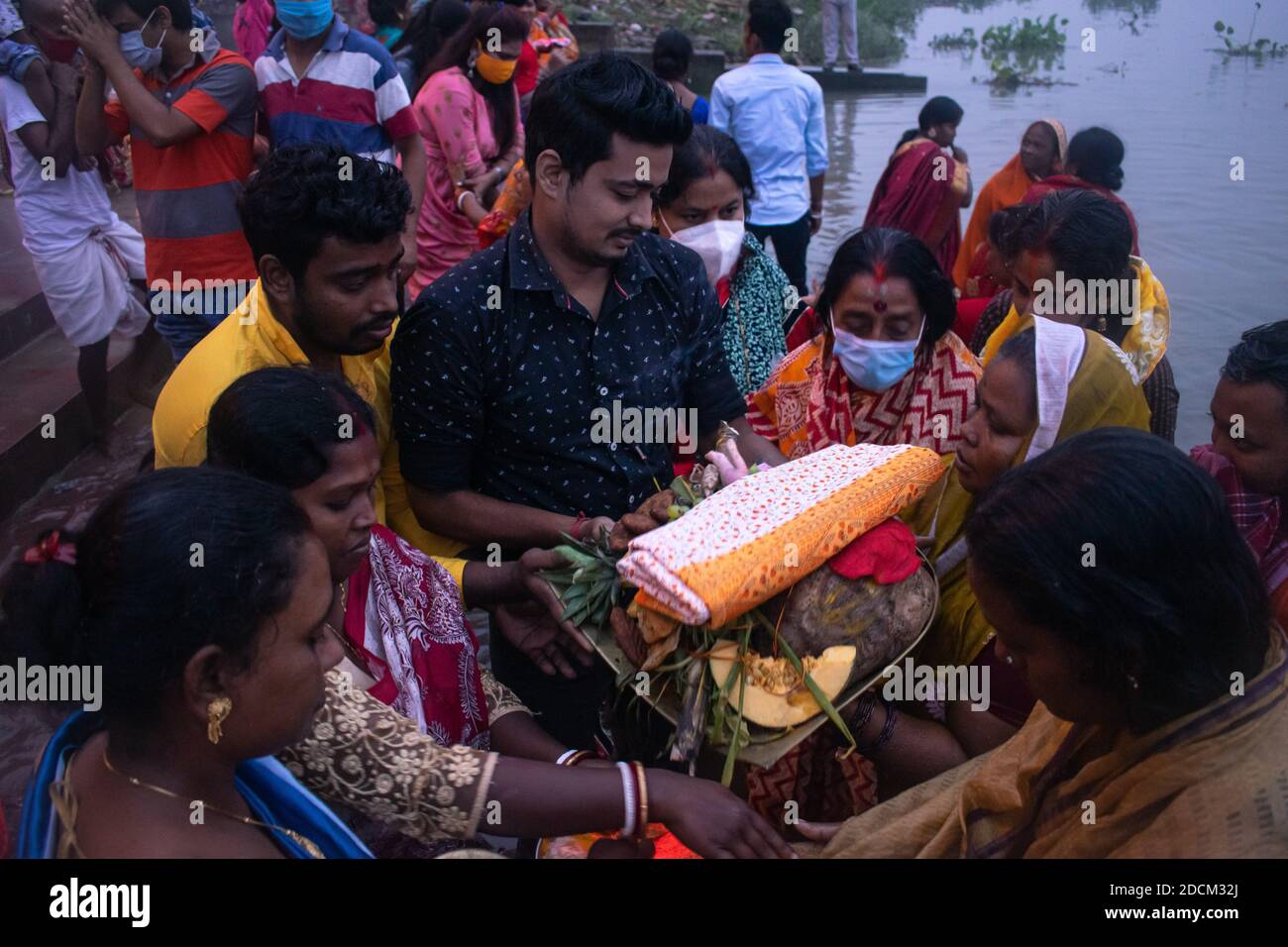 Kalyani, Indien. November 2020. Ein vedisches Fest der Hindus, das der Anbetung des Sonnengottes und der Göttin Shashti gewidmet ist. Es wird über einen Zeitraum von 4 Tagen mit verschiedenen Ritualen zusammen mit Vrat (Verzicht auf Trinkwasser) für längere Zeit gefeiert. Sie glauben, dass sie damit Gott für ihr Leben danken und ihre Wünsche erfüllen. (Foto: Ribhu Chatterjee/Pacific Press) Quelle: Pacific Press Media Production Corp./Alamy Live News Stockfoto