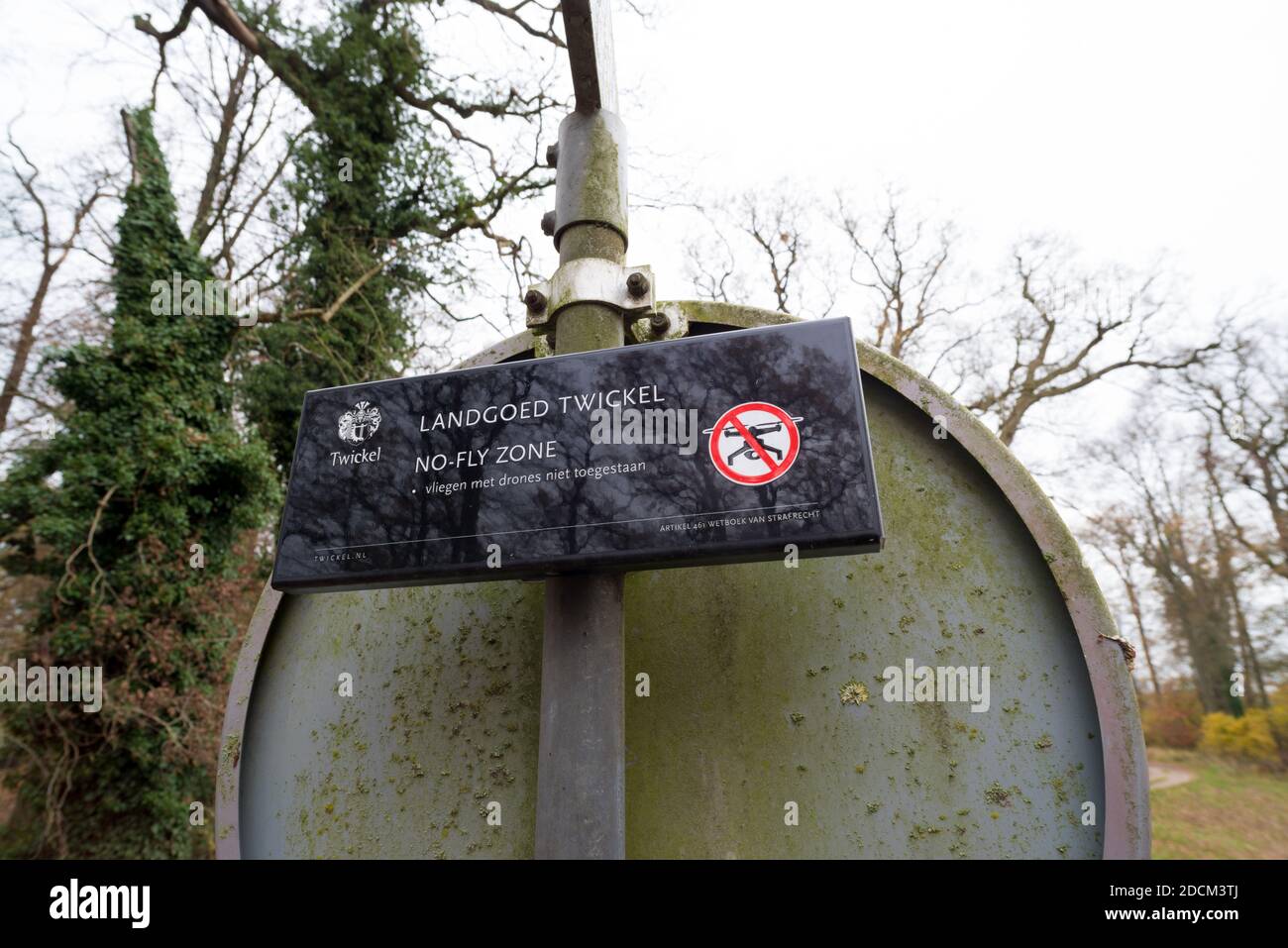 Schild mit Flugverbotszone für Drohnen Stockfoto