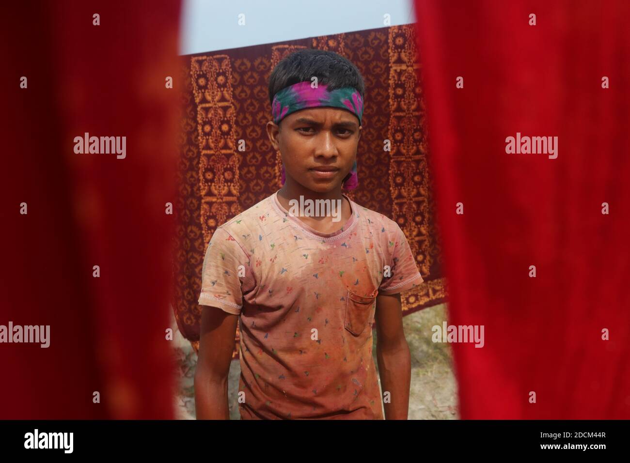 Bangladeschische Arbeiter sammeln Stoffe, nachdem sie sie in einer Färbefabrik in Narayanganj, Bangladesch, unter der Sonne getrocknet haben. Nazmul Islam/Alamy Stock Photo Stockfoto