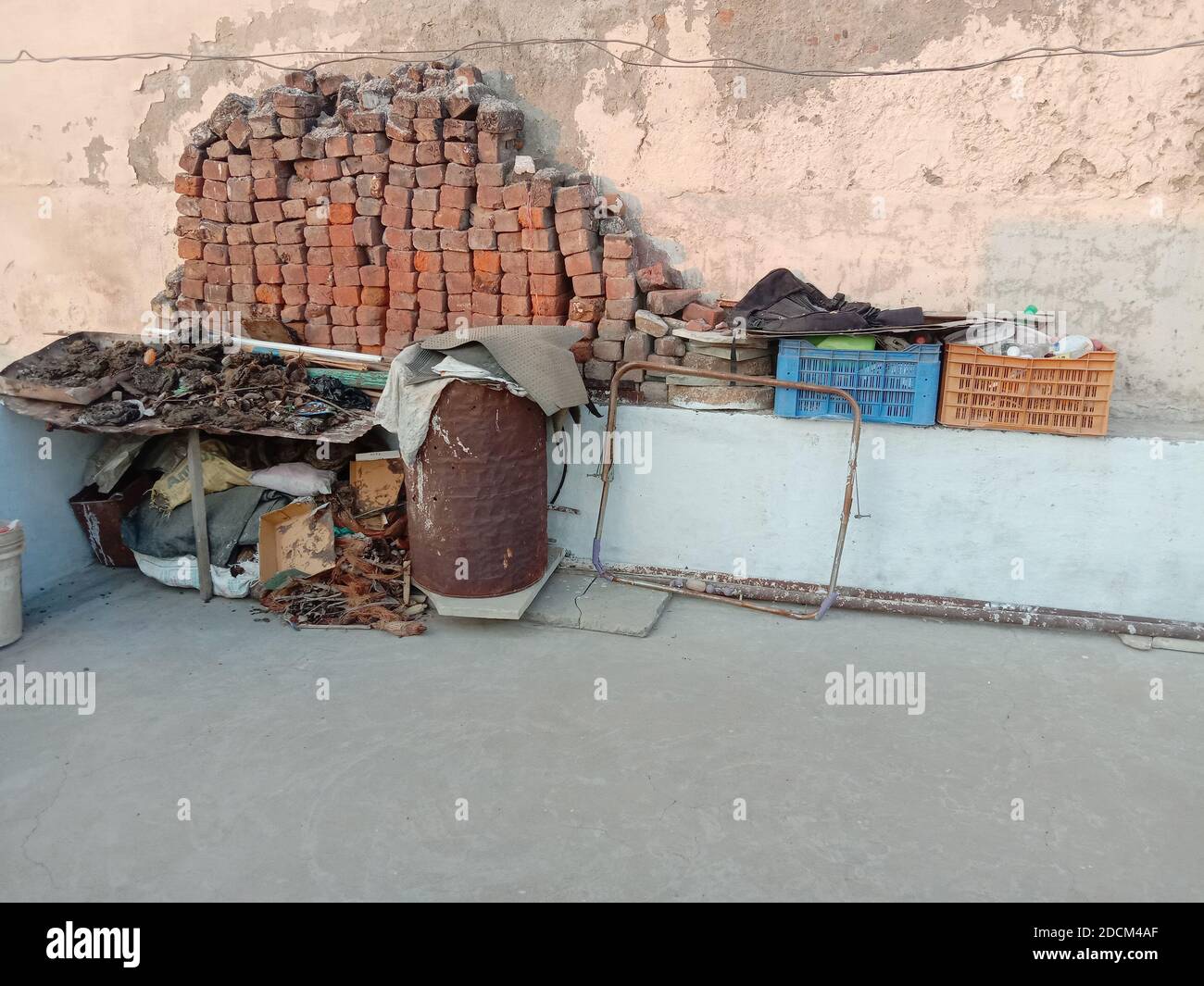 Beschädigte usless Junk-Objekt auf Home Terrasse Stockfoto
