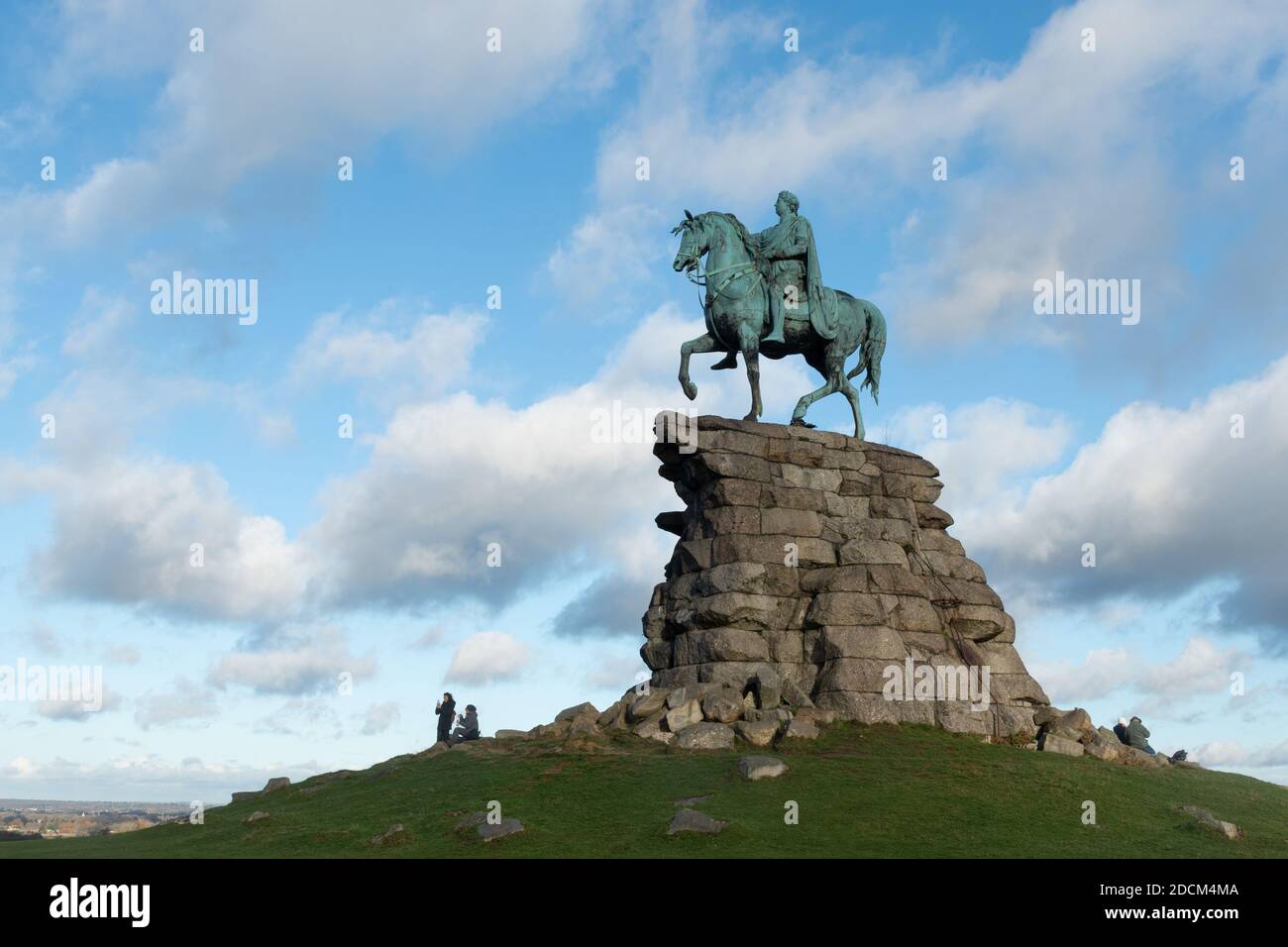 Die Kupferpferd-Statue von George III zu Pferd an einem Ende des langen Spaziergangs im Windsor Great Park, Berkshire, Großbritannien Stockfoto