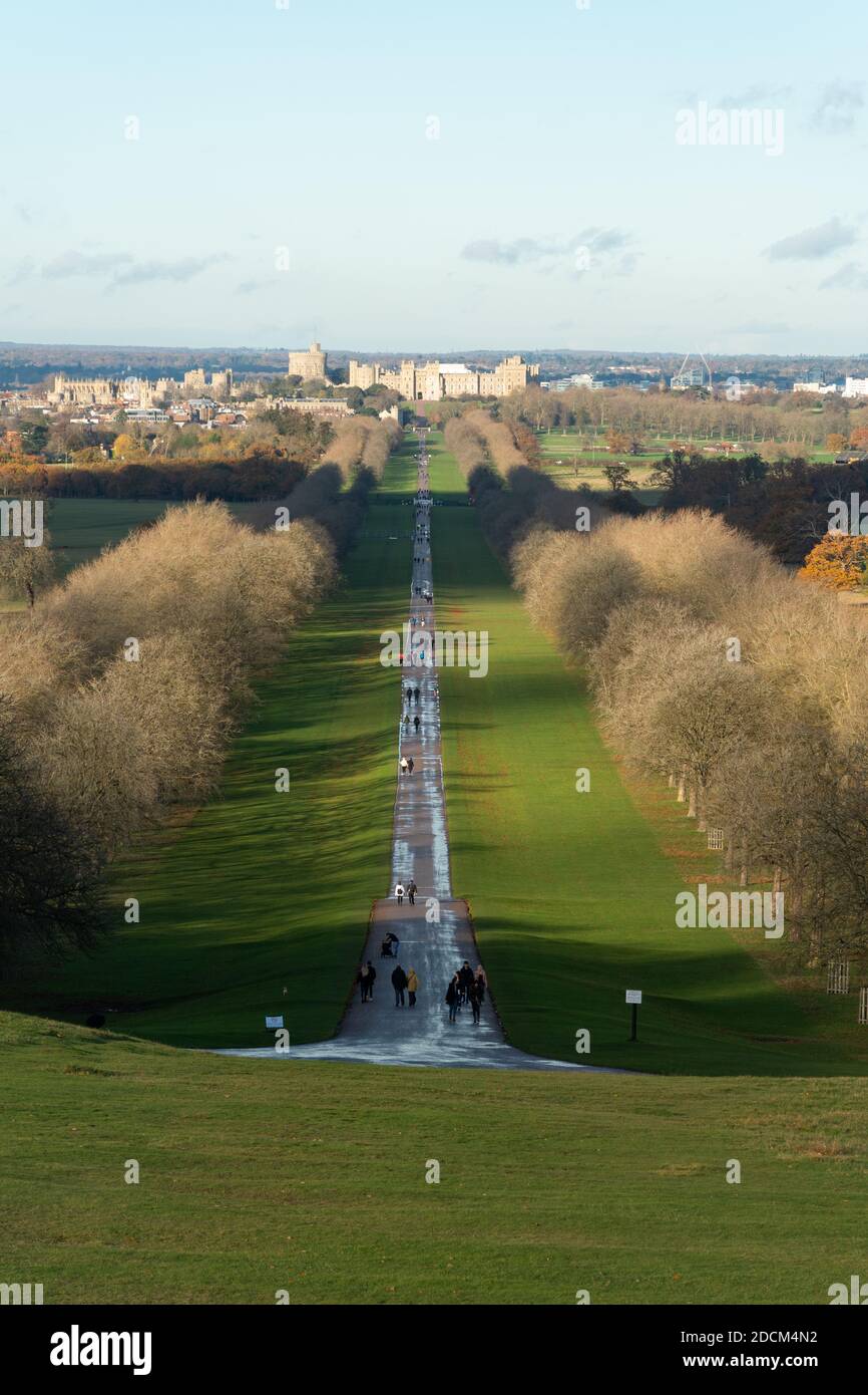 Blick auf den langen Spaziergang, der durch den Windsor Great Park zum Schloss Windsor führt, während die Menschen im Spätherbst oder November in Großbritannien spazieren gehen Stockfoto