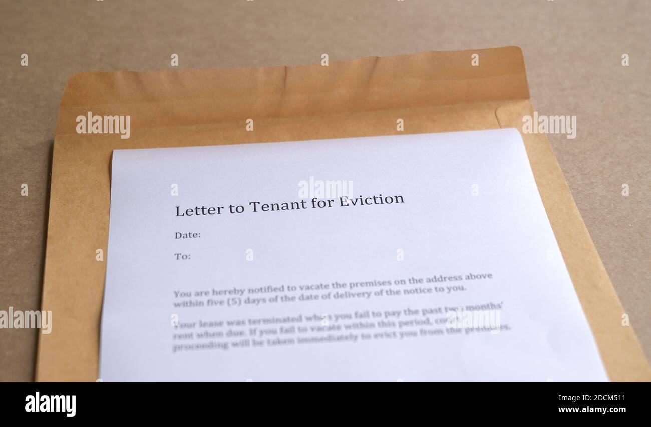 Brief an den Mieter zur Räumung, auf offenem braunem Umschlag Stockfoto