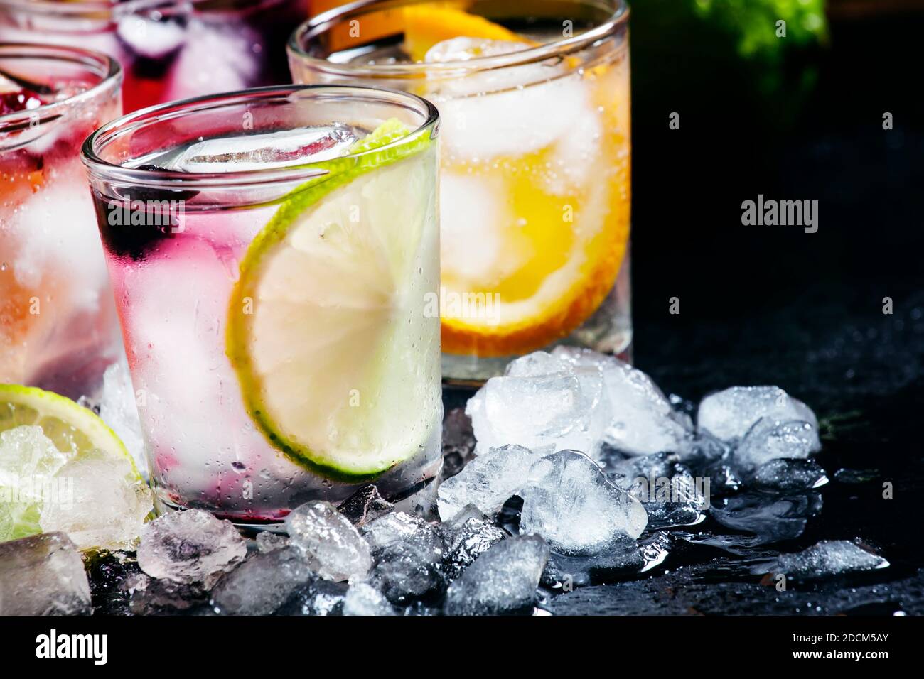 Home kohlensäurehaltige Limonade, Obst, Eis, auf einem dunklen Hintergrund, selektiver Fokus Stockfoto