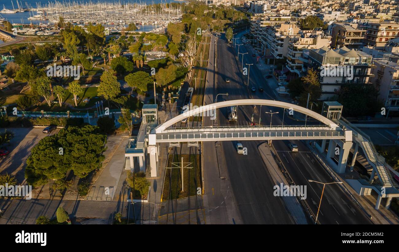 Fußgängerbrücke bei Alimos, Südküste von Athen, Griechenland Stockfoto