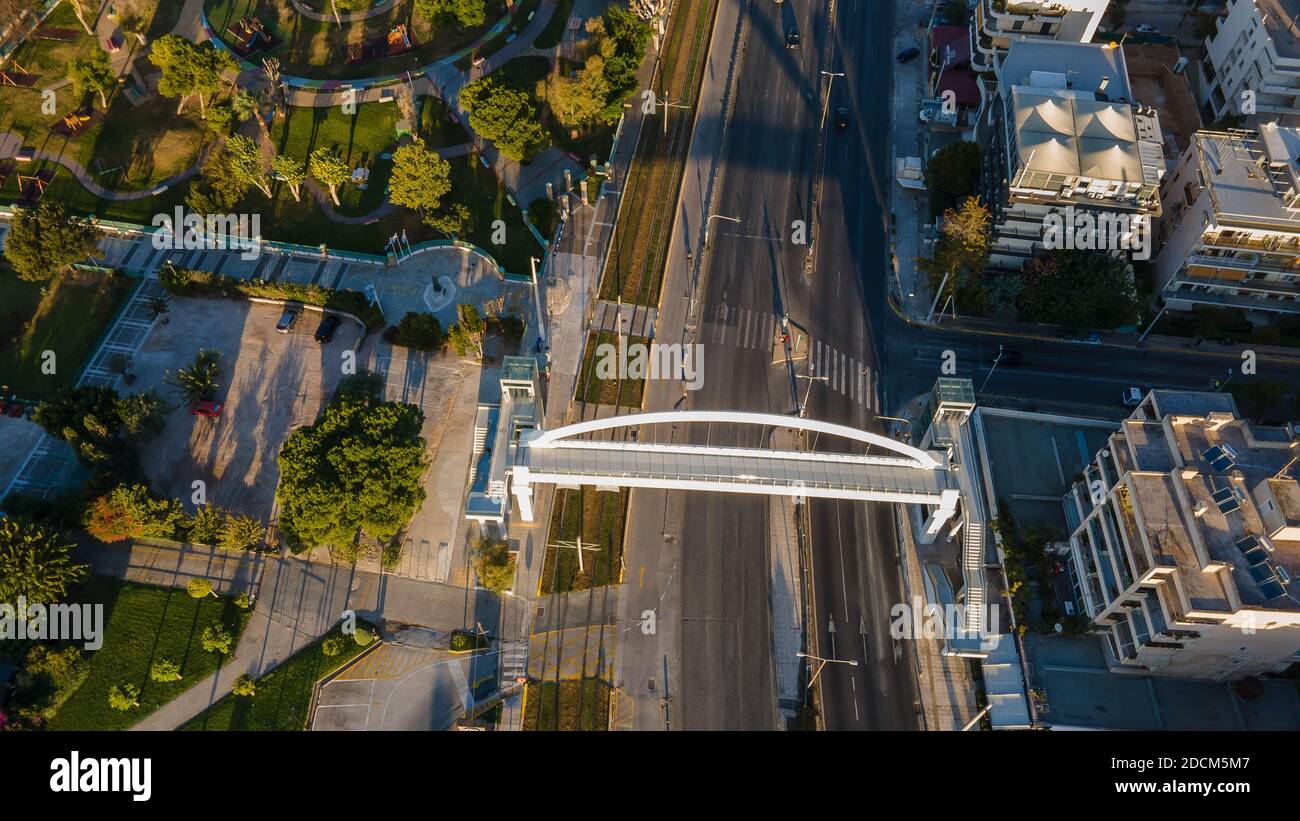 Fußgängerbrücke bei Alimos, Südküste von Athen, Griechenland Stockfoto