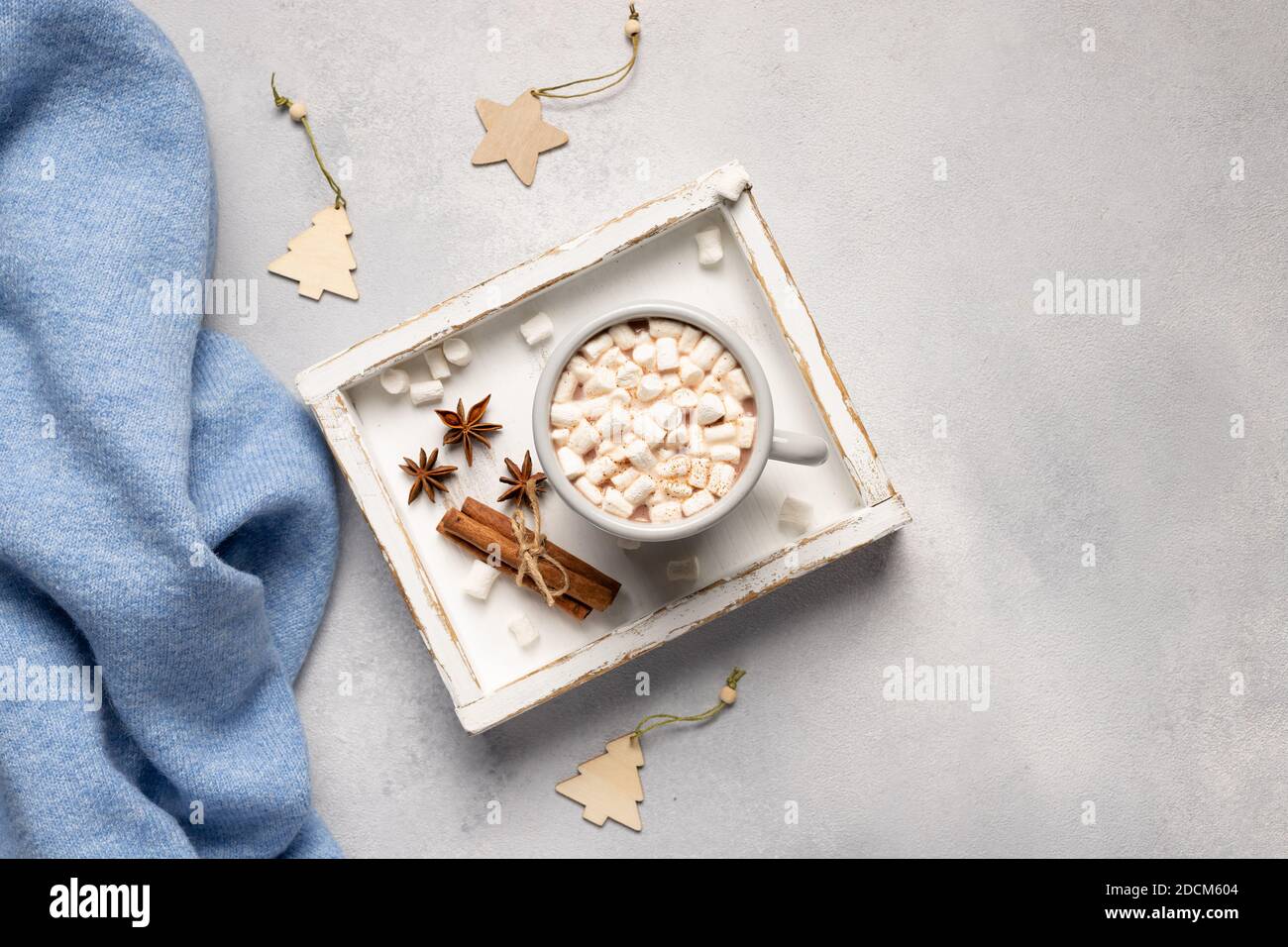 Köstliche heiße Schokolade mit Marshmallows und Gewürzen auf Holztablett Stockfoto