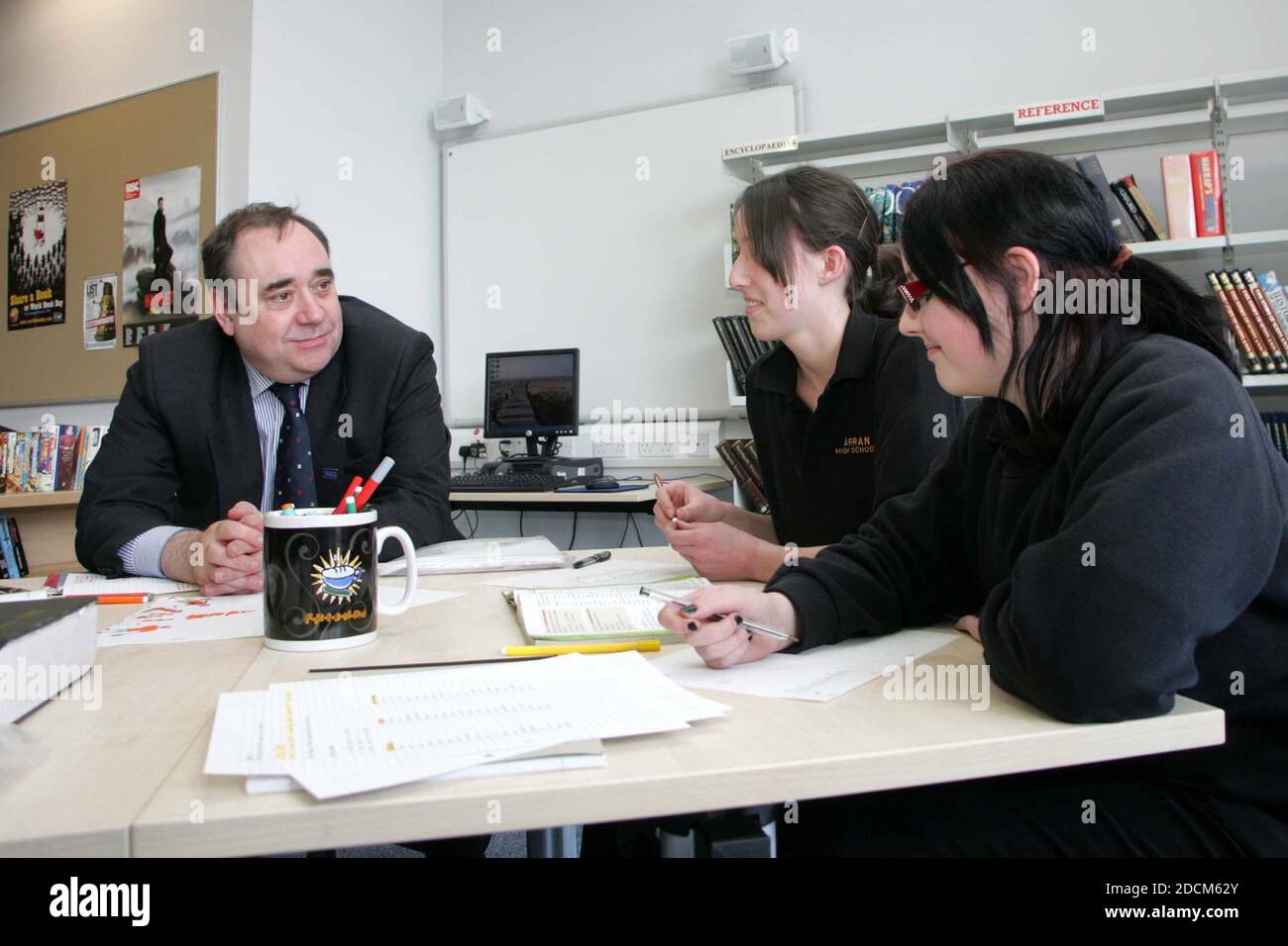 Alex Salmond, ehemaliger First Minister Scotland an der Arran High School, im Gespräch mit älteren Schülern Stockfoto