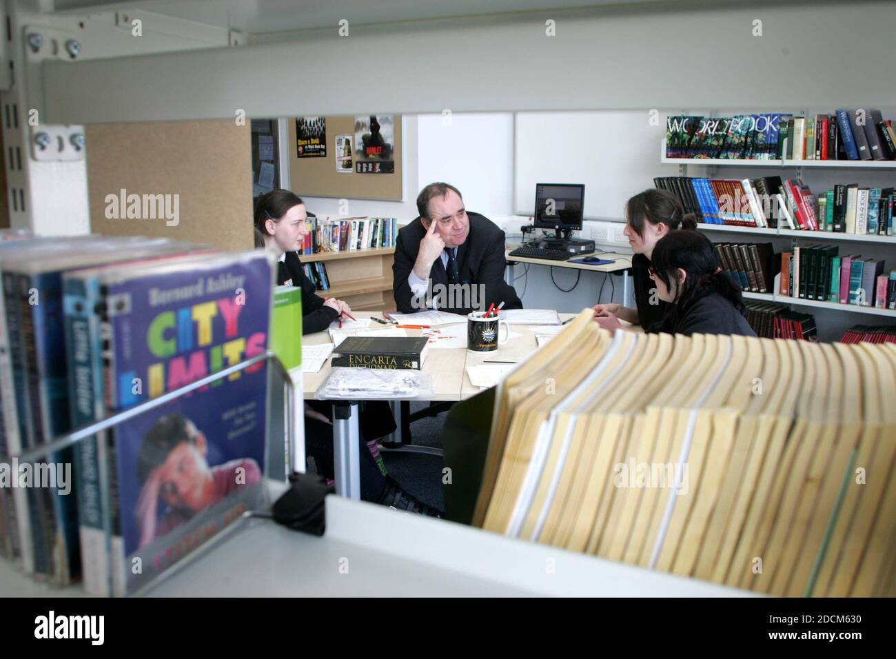Alex Salmond, ehemaliger First Minister Scotland an der Arran High School, im Gespräch mit älteren Schülern Stockfoto