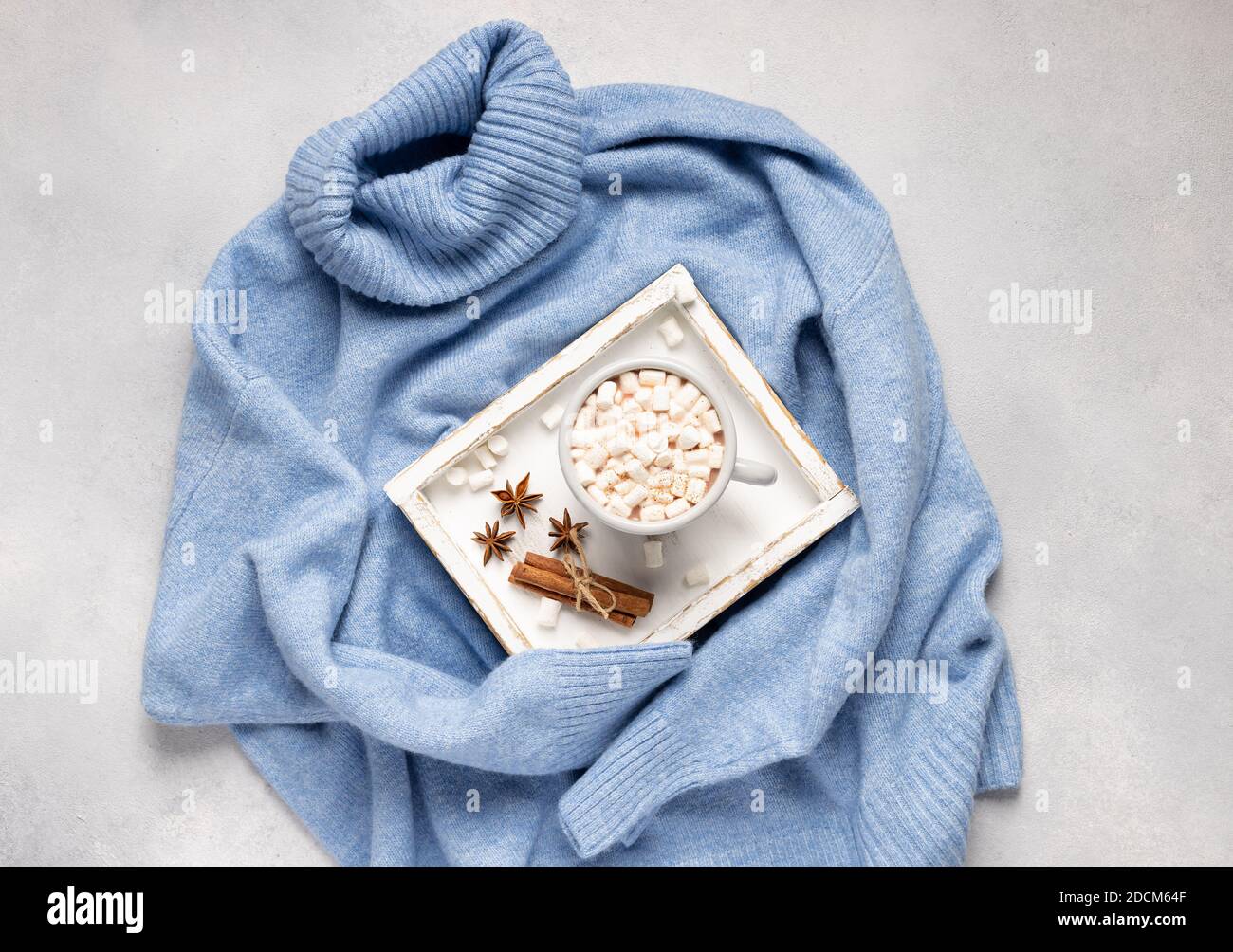 tasse mit heißer Schokolade oder Kaffee mit Marshmallows und Gewürzen Auf Holztablett Stockfoto