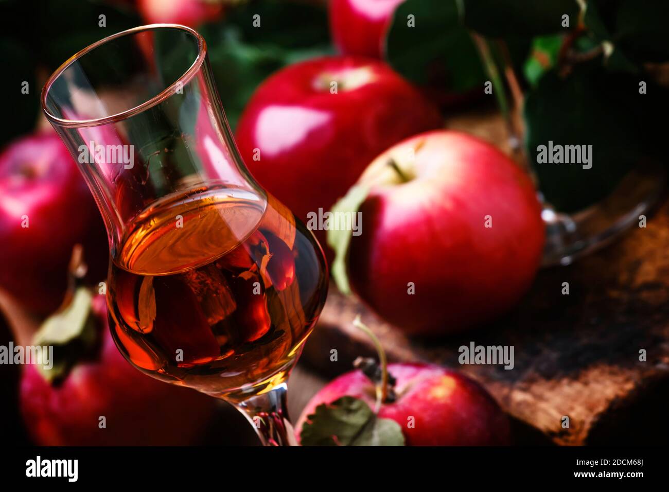 Französischer starker goldener Alkoholiker aus Äpfeln, Vintage Holzhintergrund, selektiver Fokus Stockfoto