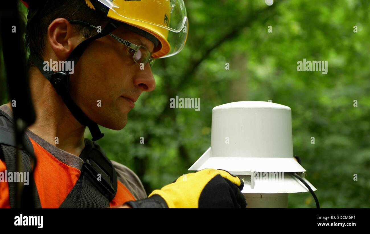 Schutzhelm und Kopf-und Augenschutz Wissenschaftler Forscher Wissenschaft Mann, Industriearbeiter. Harness Seil mit Karabiner und speziellen Schutz Stockfoto