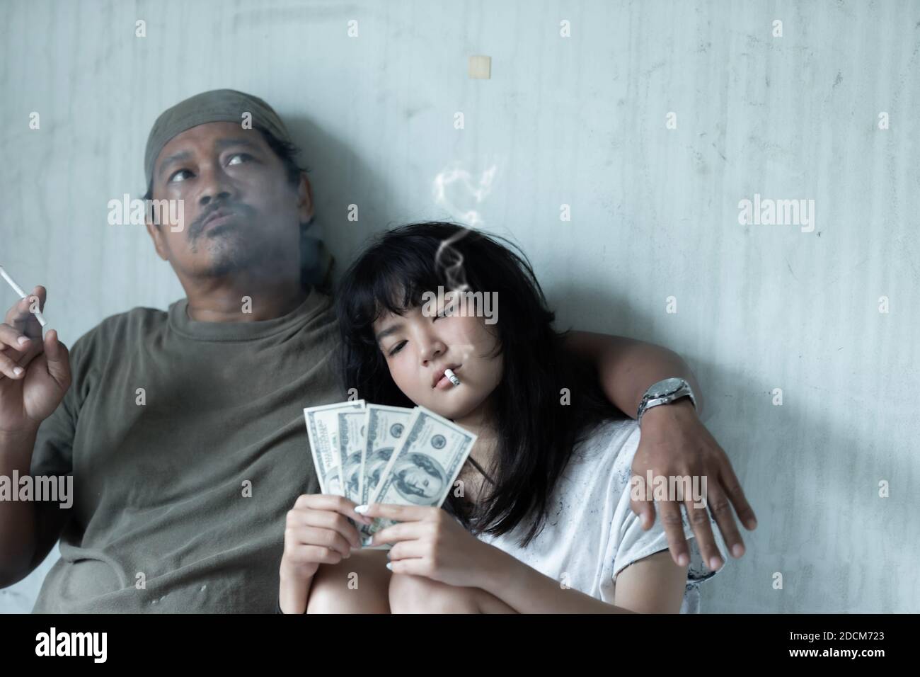 Asiatische Mädchen und Männer ruhen nach der Verwendung von Drogenabhängigen Gefühl Seien Sie abwesend Stockfoto