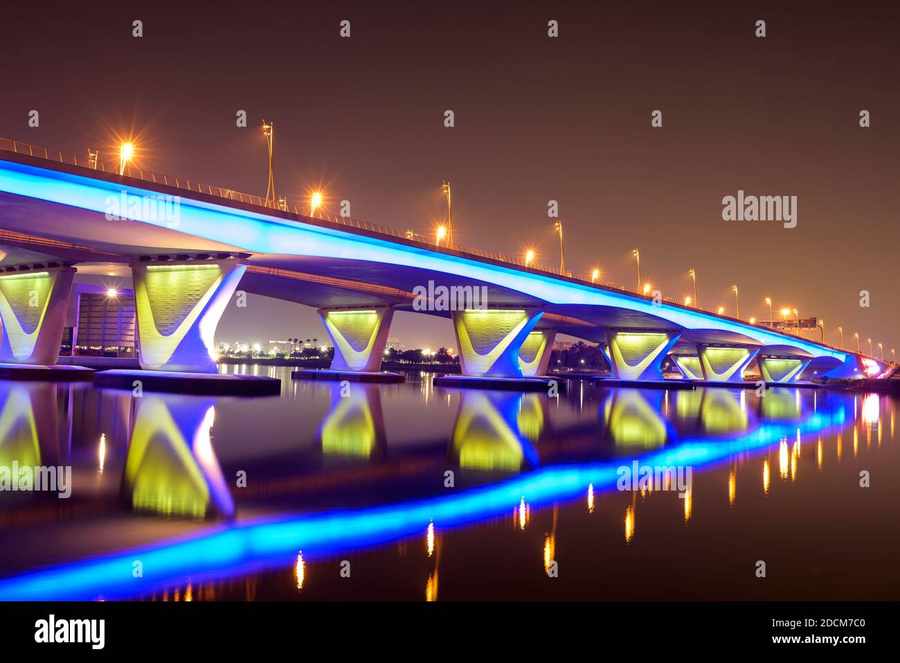 5. november 2020 Dubai VAE. Schöne Winternachtsansicht der blau beleuchteten Al Garhoud Brücke in Dubai, VAE mit Wasserspiegelungen. Langzeitbelichtung Stockfoto