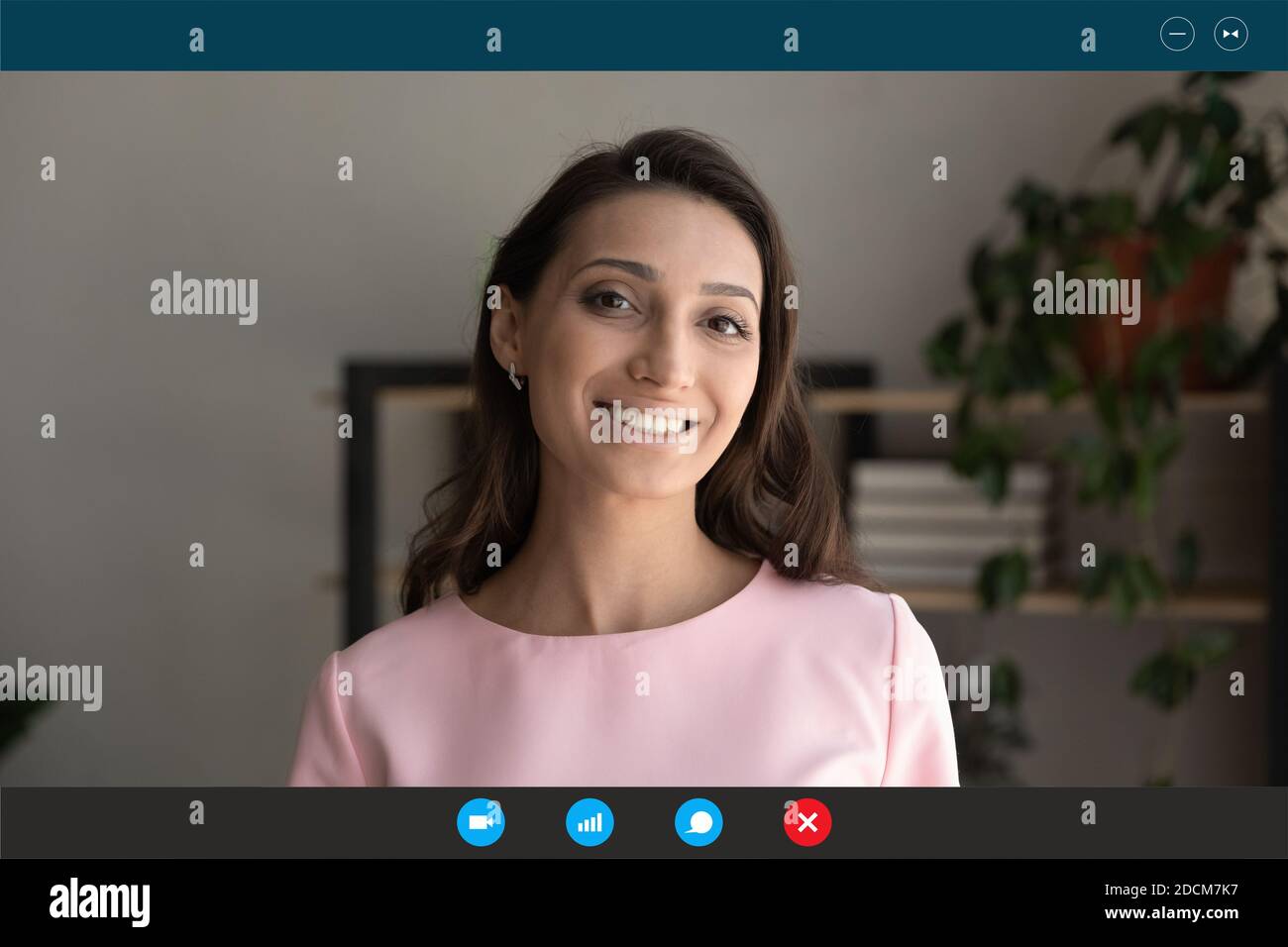 Bildschirmansicht lächelnde junge Mischling Frau hält Videoanruf. Stockfoto