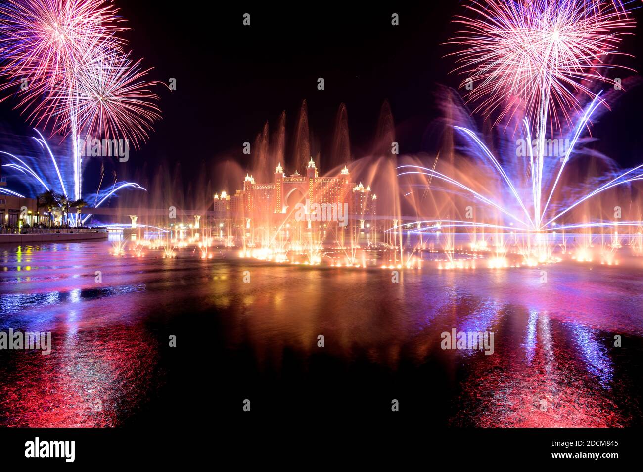 13/11/2020 THE POINTE, DUBAI. BLICK AUF DAS SPEKTAKULÄRE FEUERWERK UND DIE BUNTEN TANZBRUNNEN WÄHREND DER DIWALI FEIER AN DER POINTE PALME Stockfoto