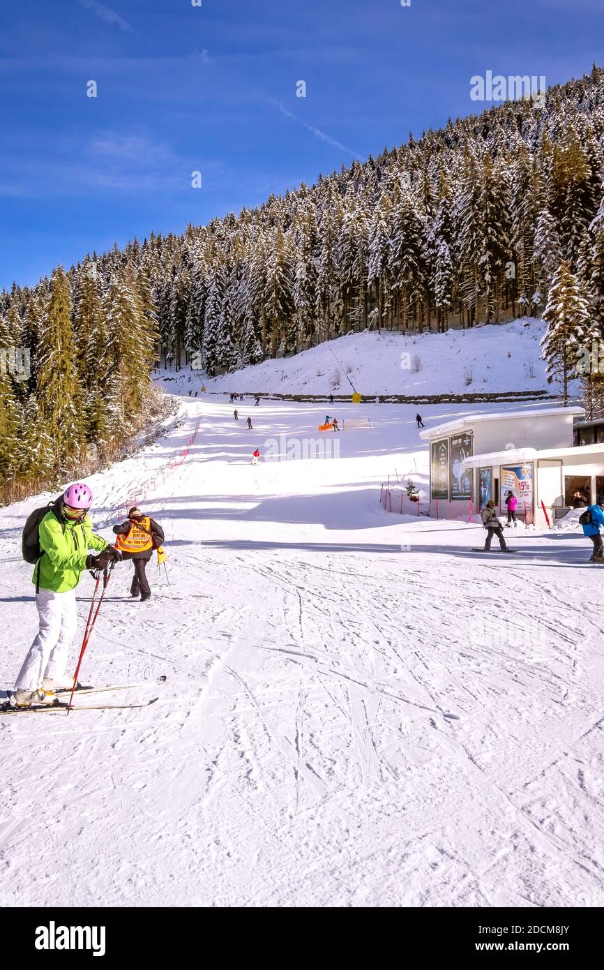Bansko, Bulgarien - 20. Dezember 2018: Blick auf das Skigebiet mit Skipiste, Lift und Menschen Skifahren Stockfoto