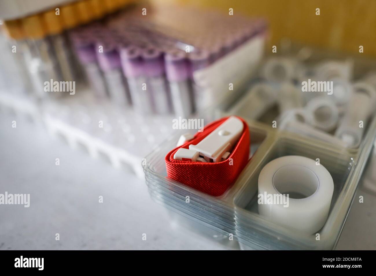Bild mit geringer Schärfentiefe (selektiver Fokus) mit einem roten Gestus in einem Blutabscheidungsset einer medizinischen Blutanalyse. Stockfoto