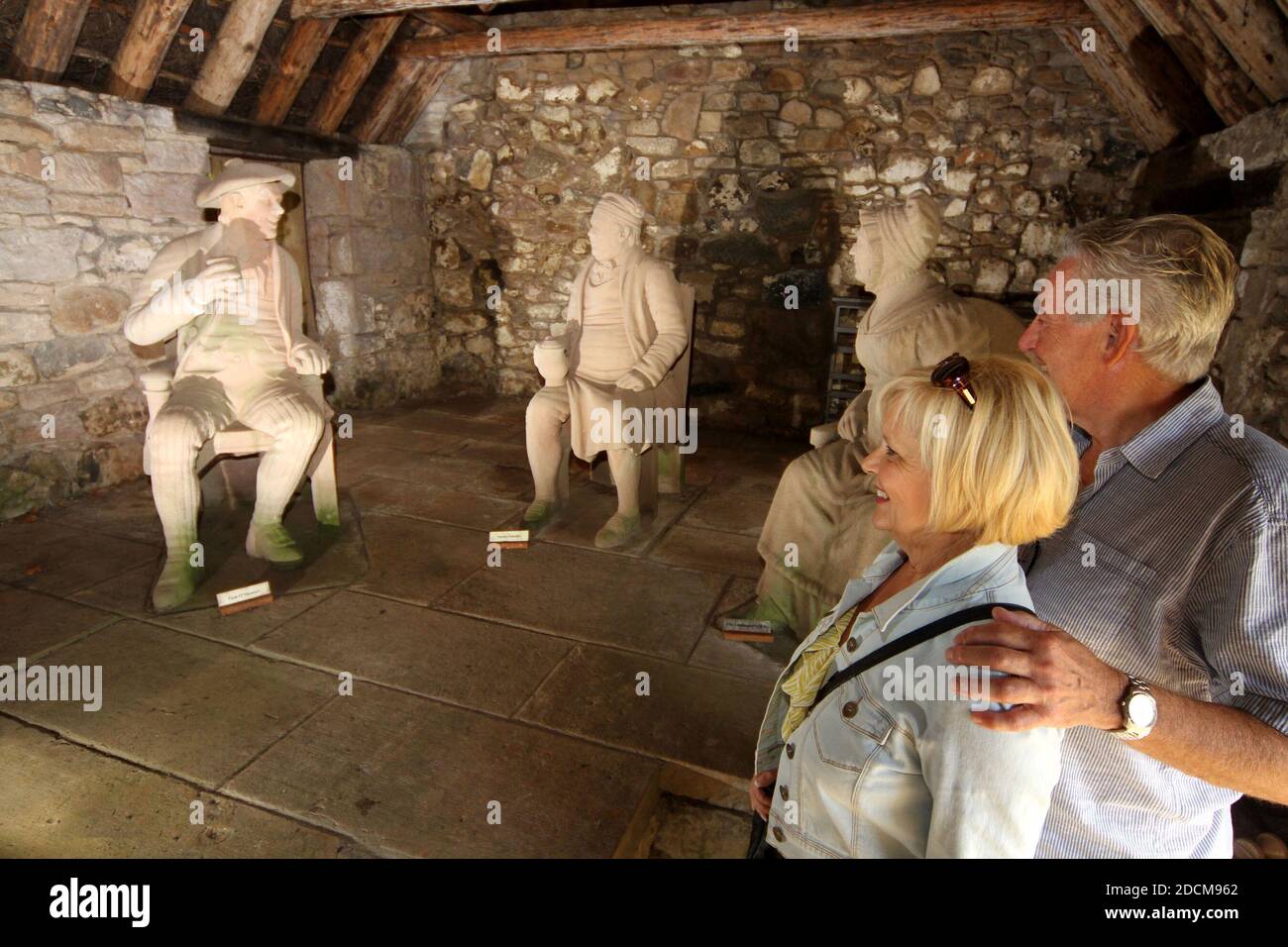 Kirkoswald, Ayrshire Schottland Souter Johnnies Cottage. Betreut vom National Trust for Scotland. Das Haus des Souter Johnnie aus dem 18.. Jahrhundert, verewigt von Robert Burns im Gedicht Tam o’ Shanter, der Heimat von John Davidson, der der ursprüngliche Souter Johnnie in Robert Burns berühmtem Gedicht Tam O' Shanter war, enthält Stilmöbel, Burns-Reliquien und eine rekonstruierte souter-Werkstatt. Stockfoto