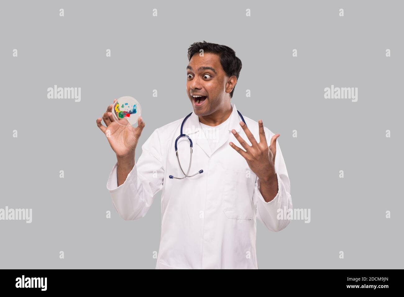 Arzt Aufgeregt Untersuchung Petrischale Isoliert. Indian Man Arzt Medizin, Wissenschaft Konzept Stockfoto