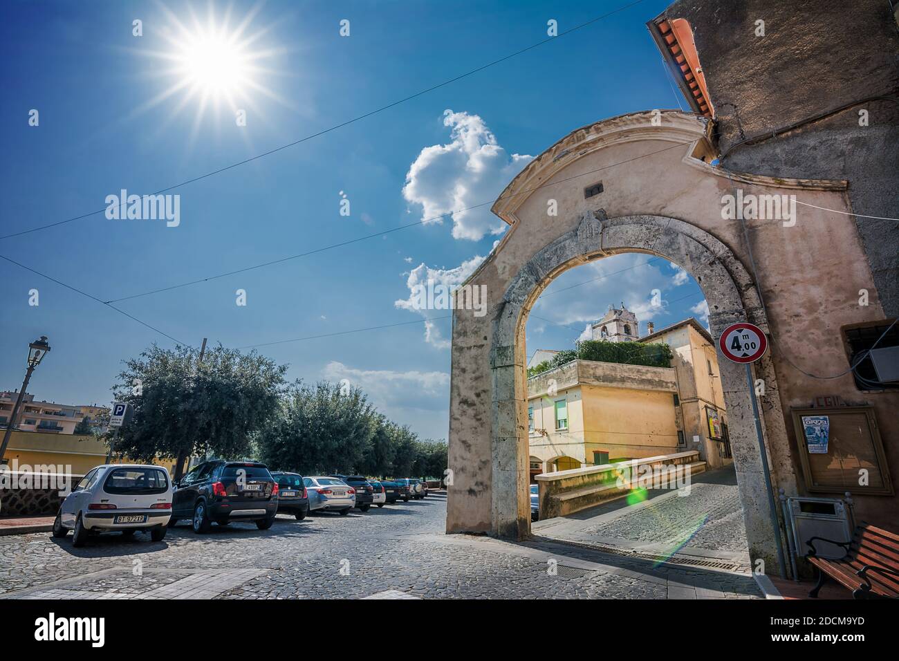 Montalto di Castro, Italien - 18. September 2020: Eingangstür in der antiken Gegend von Montalto di Castro (Italien) Stockfoto