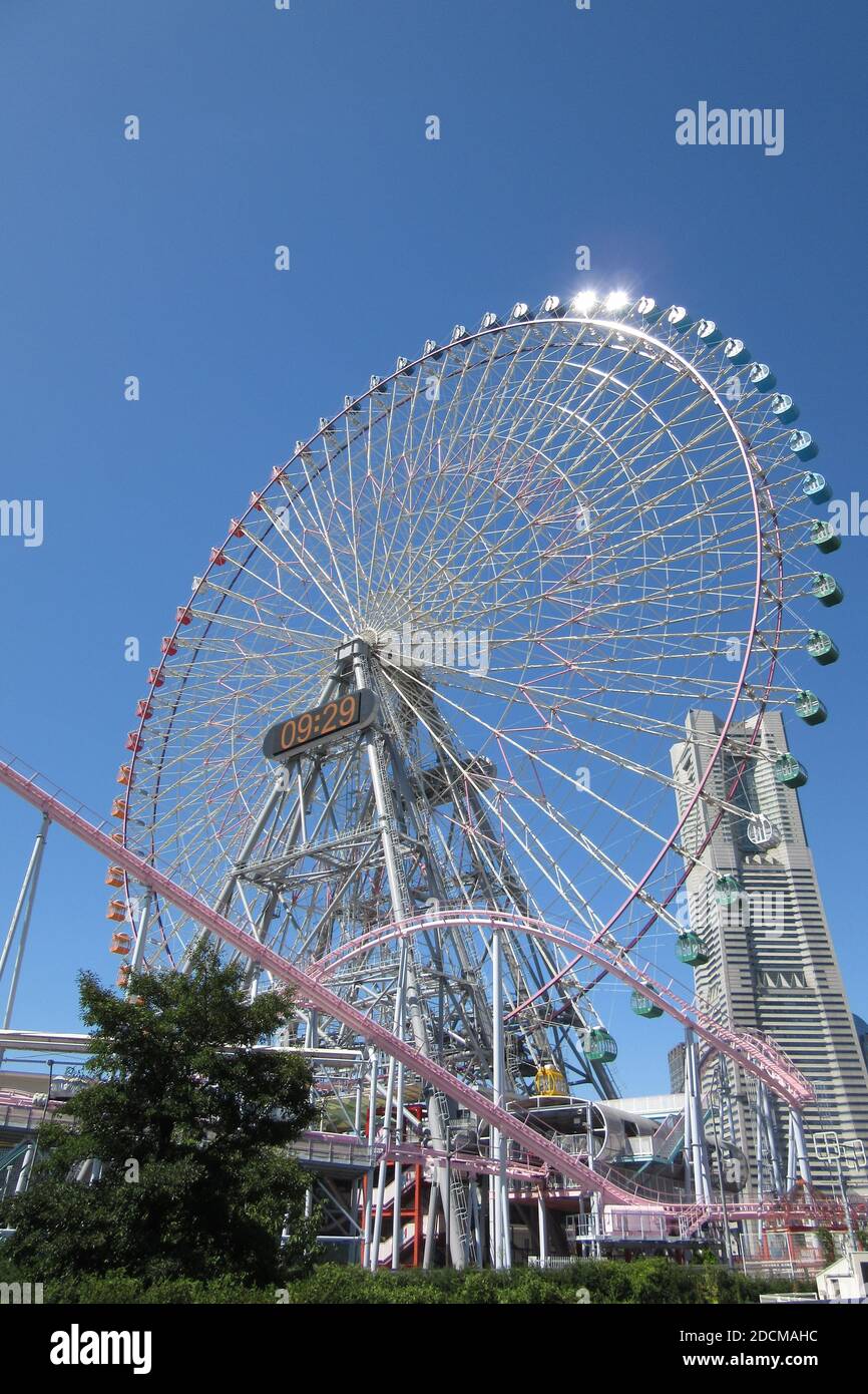 Eine spannende und berühmte Achterbahn in Yokohama, Japan. Stockfoto