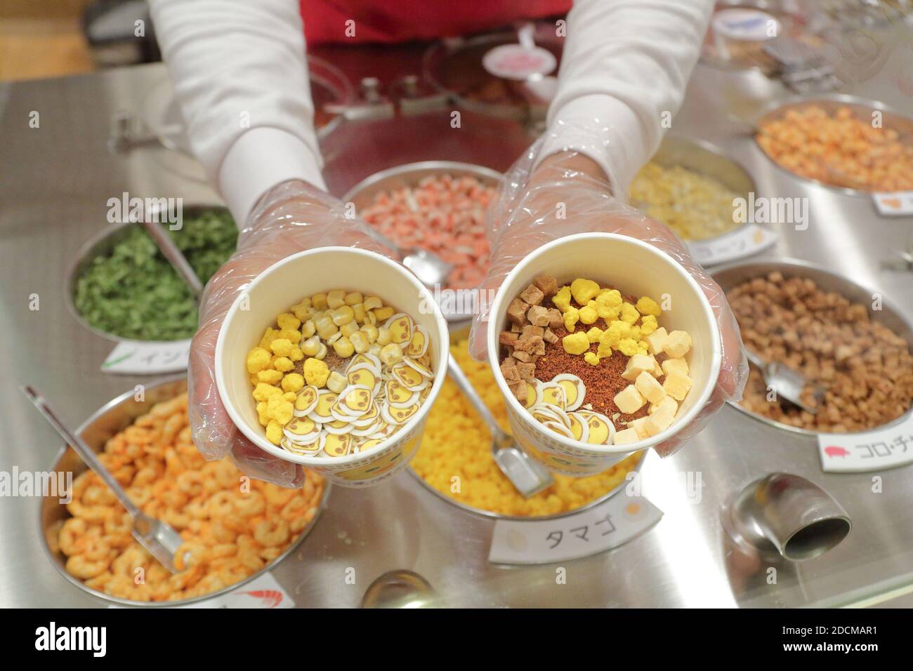 Cupnoodles Museum zeigt die Geschichte der Instant Ramen Nudel und Touristen können völlig originelle Cupnoodles erstellen. Stockfoto