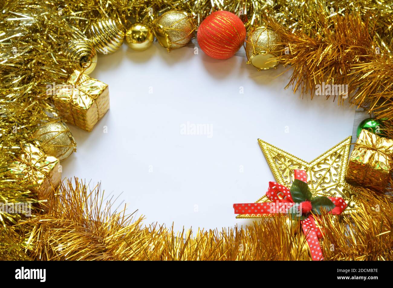 Weihnachtsrahmen. Weihnachtskugeln, Girlande, rote und goldene Dekorationen auf weißem Hintergrund. Flach liegend, Draufsicht, Kopierbereich Stockfoto