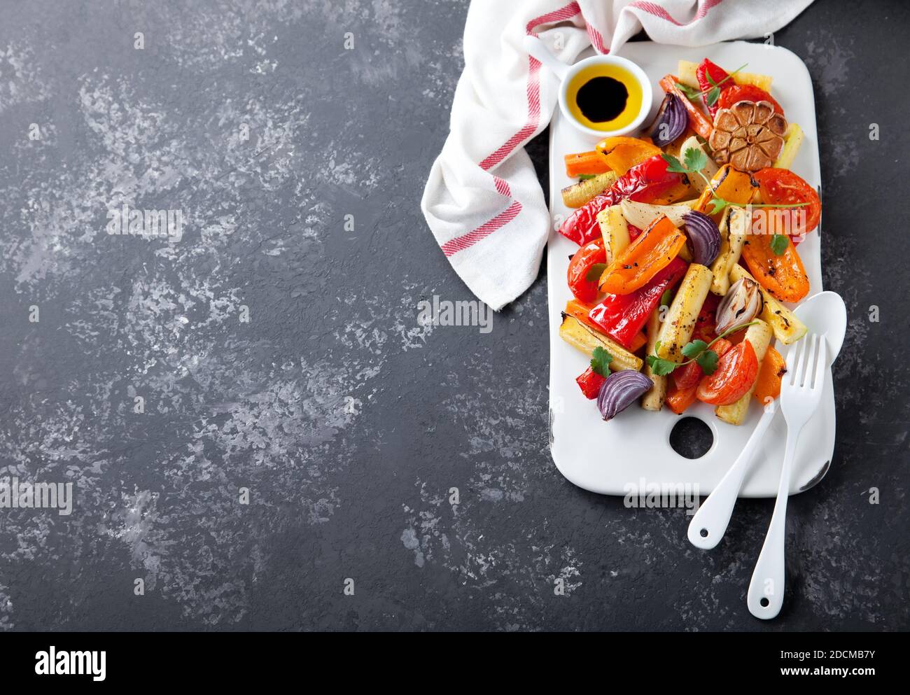 Gegrilltes Gemüse auf einem Keramikbrett serviert, selektive Fokus Stockfoto