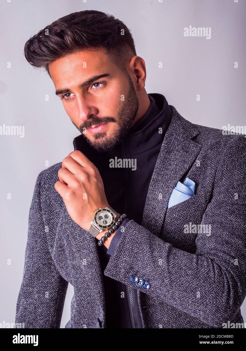 Elegante junge Mann mit Anzug im Studio Stockfoto