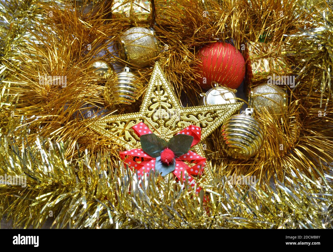Weihnachtsrahmen. Weihnachtskugeln, Girlande, rote und goldene Dekorationen auf weißem Hintergrund. Flach liegend, Draufsicht, Kopierbereich Stockfoto