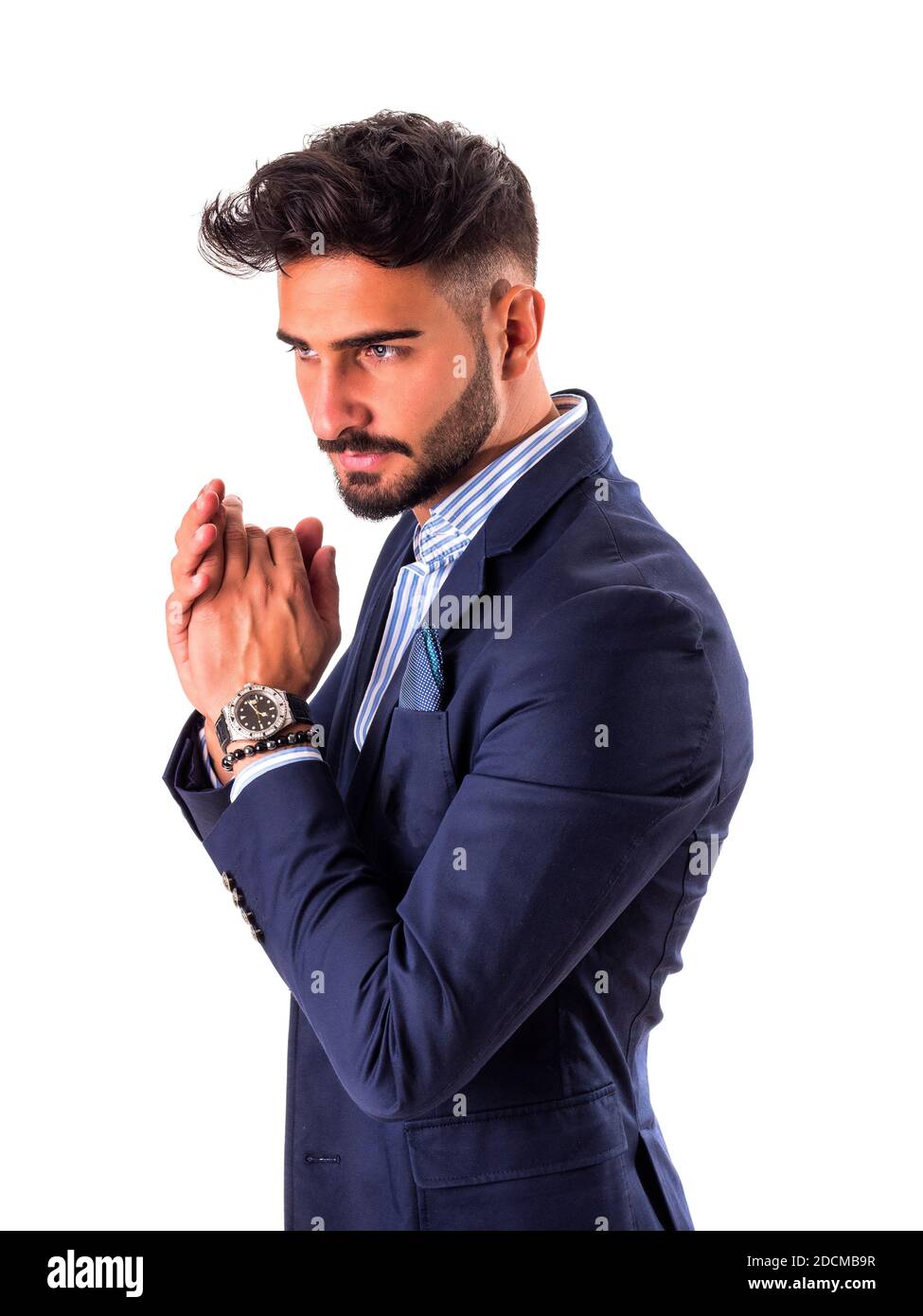 Elegante junge Mann mit Anzug im Studio Stockfoto