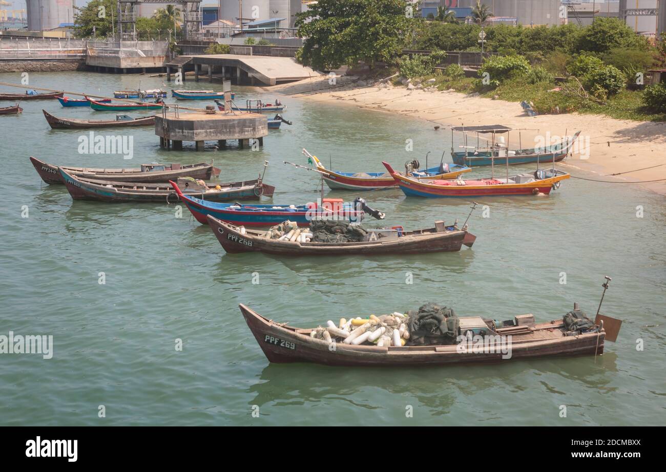 Fischerboote dockten am Strand neben dem Butterworth kommerziellen Fährenterminal an. Stockfoto