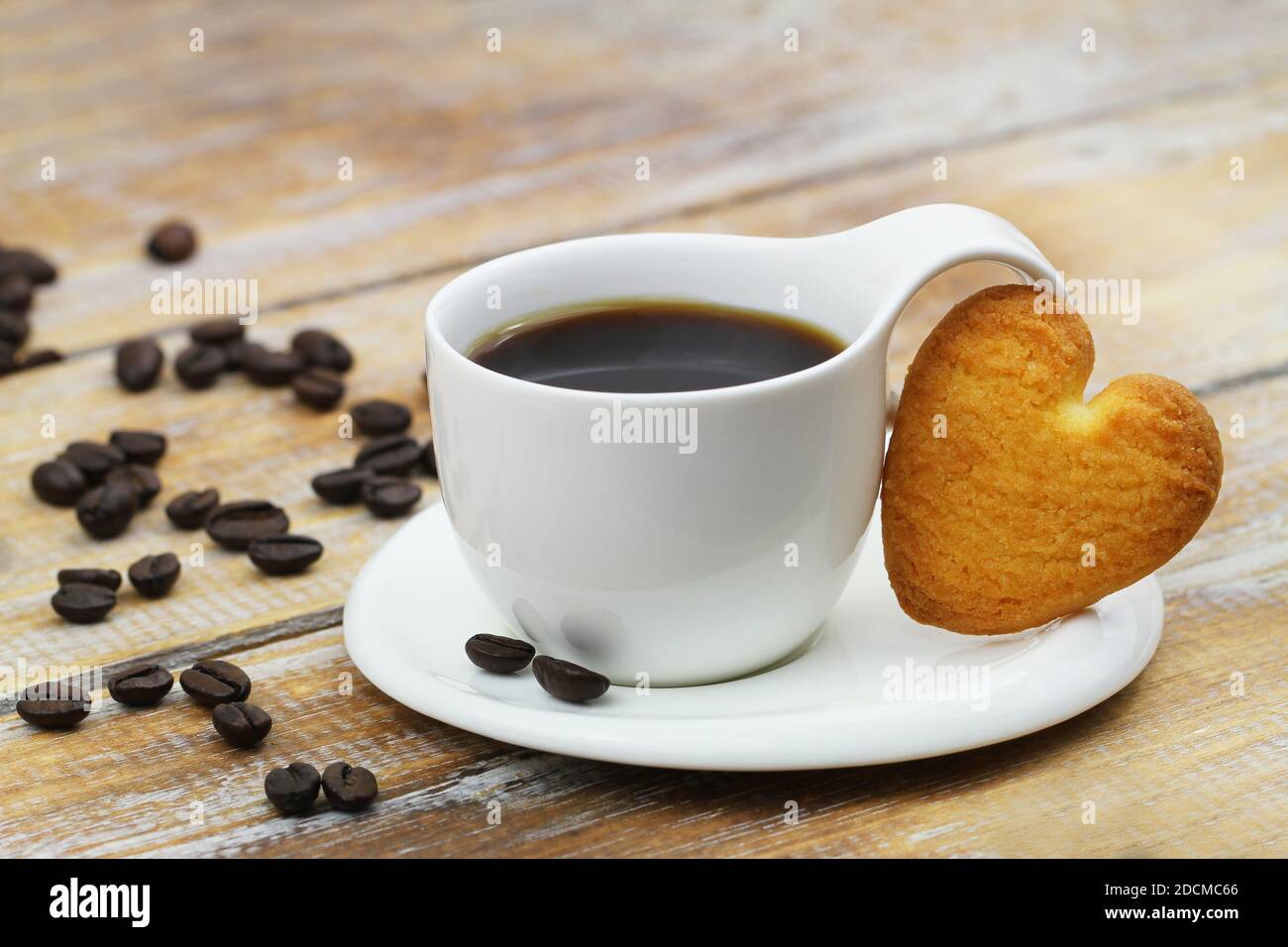 Tasse schwarzen Kaffee mit herzförmigen Butterkeks mit Speicherplatz kopieren Stockfoto
