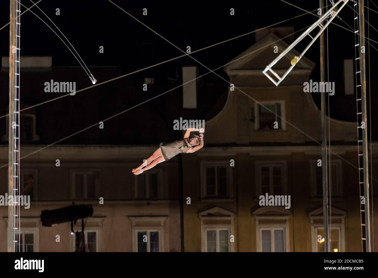 Lublin, Polen - 25. Juli 2014: Les Lendemains akrobaten fällt während der Trapezausstellung im Carnaval Sztukmistrzow nieder Stockfoto