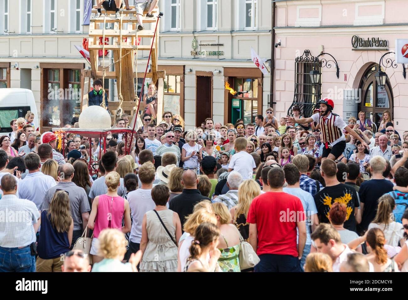 Lublin, Polen - 27. Juli 2014: Künstler fangen brennende Fackel bei neuen Zirkus und Busking Festival Carnaval Sztukmistrzow Stockfoto