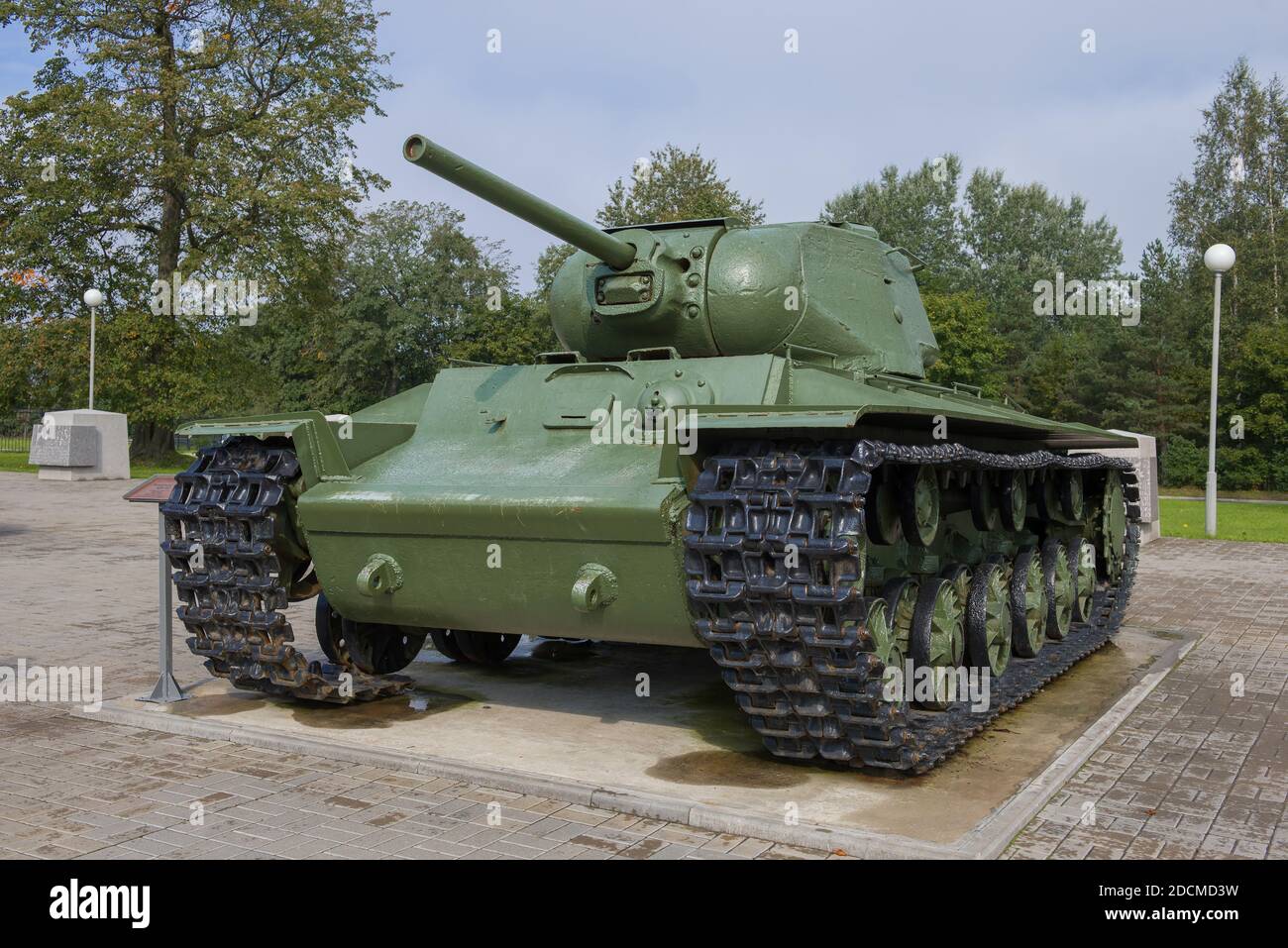 KIROWSK, RUSSLAND - 27. AUGUST 2020: Schwerer sowjetischer Panzer KV-1 während des Großen Vaterländischen Krieges aus nächster Nähe. Ausstellungsstück der Straßenausstellung des Museums Stockfoto