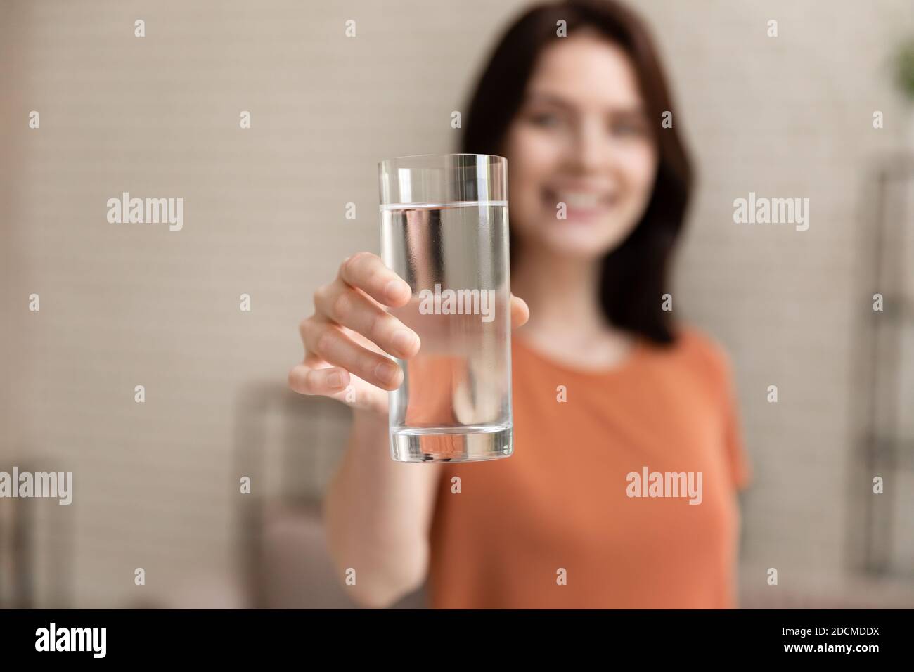 Nahaufnahme Fokus auf Glas mit Wasser in weiblichen Händen. Stockfoto